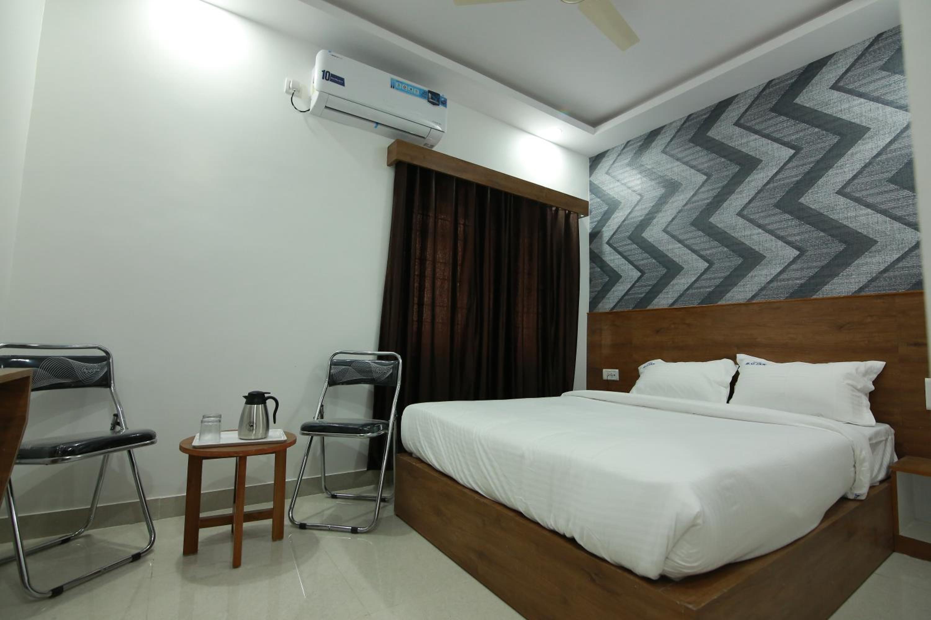 Deluxe Room - Photo 13