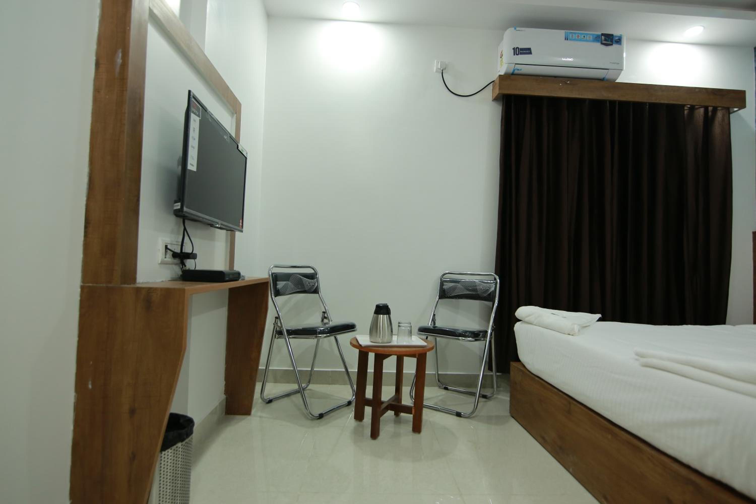 Deluxe Room - Photo 23