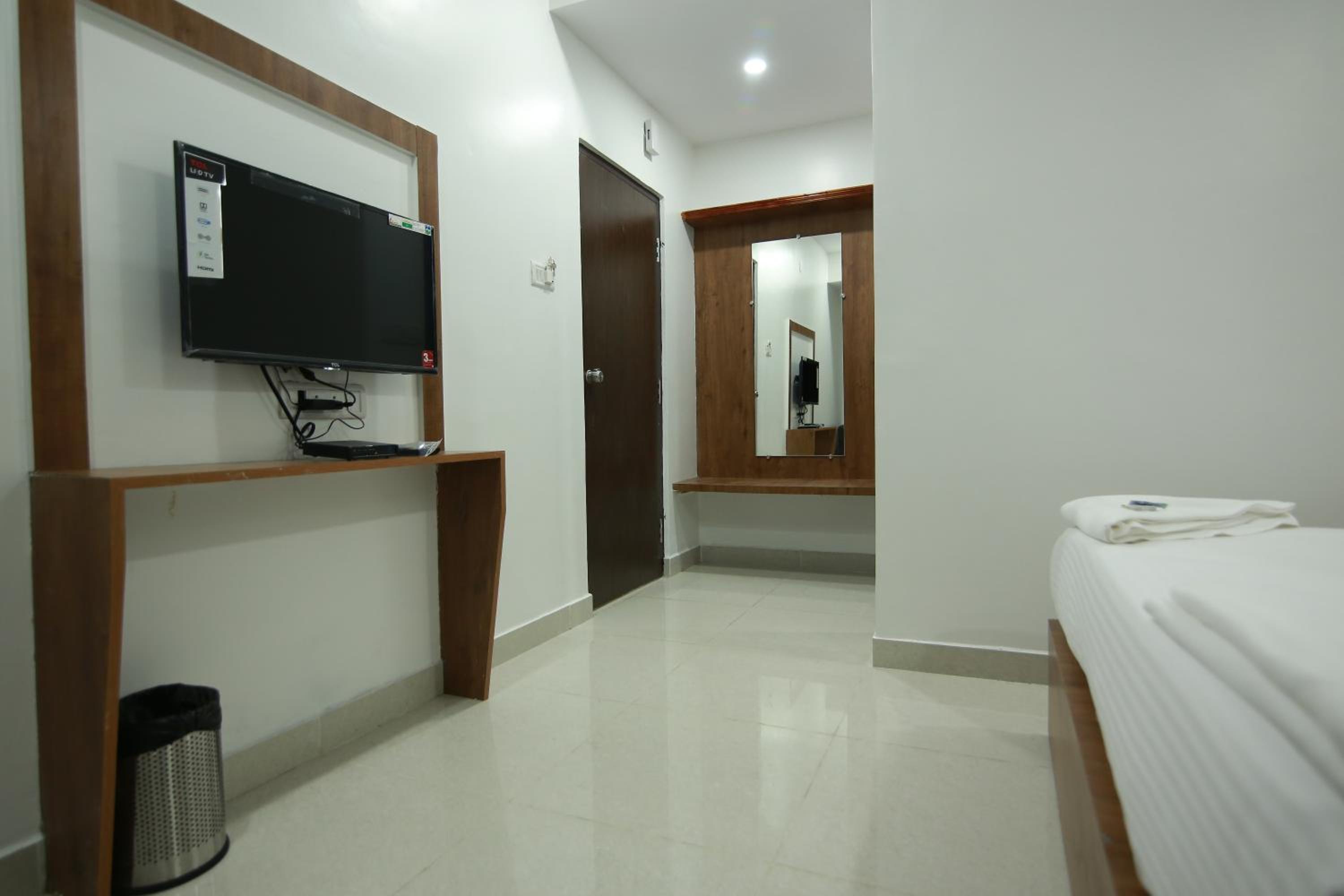 Deluxe Room - Photo 25
