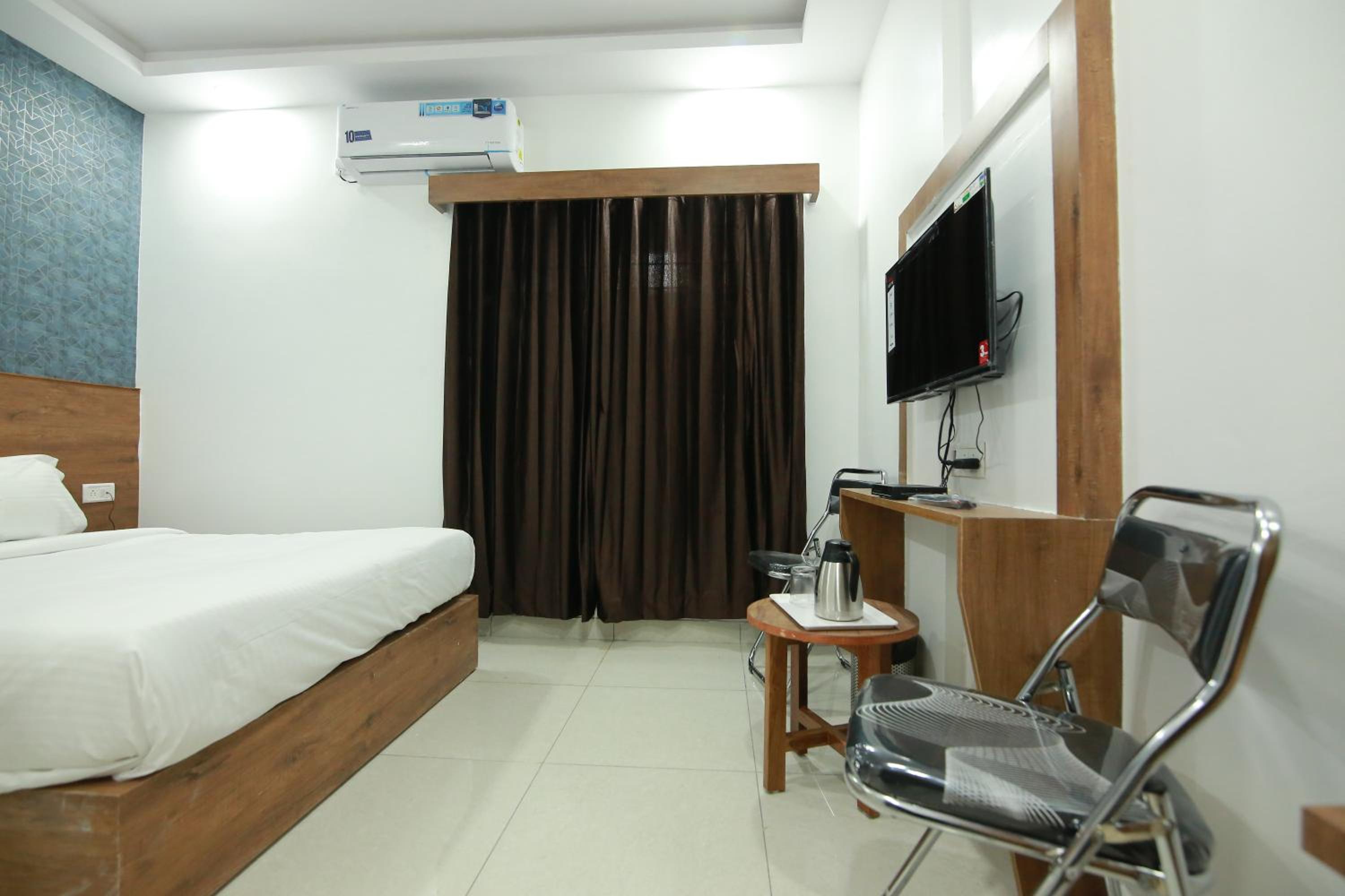 Deluxe Room - Photo 26