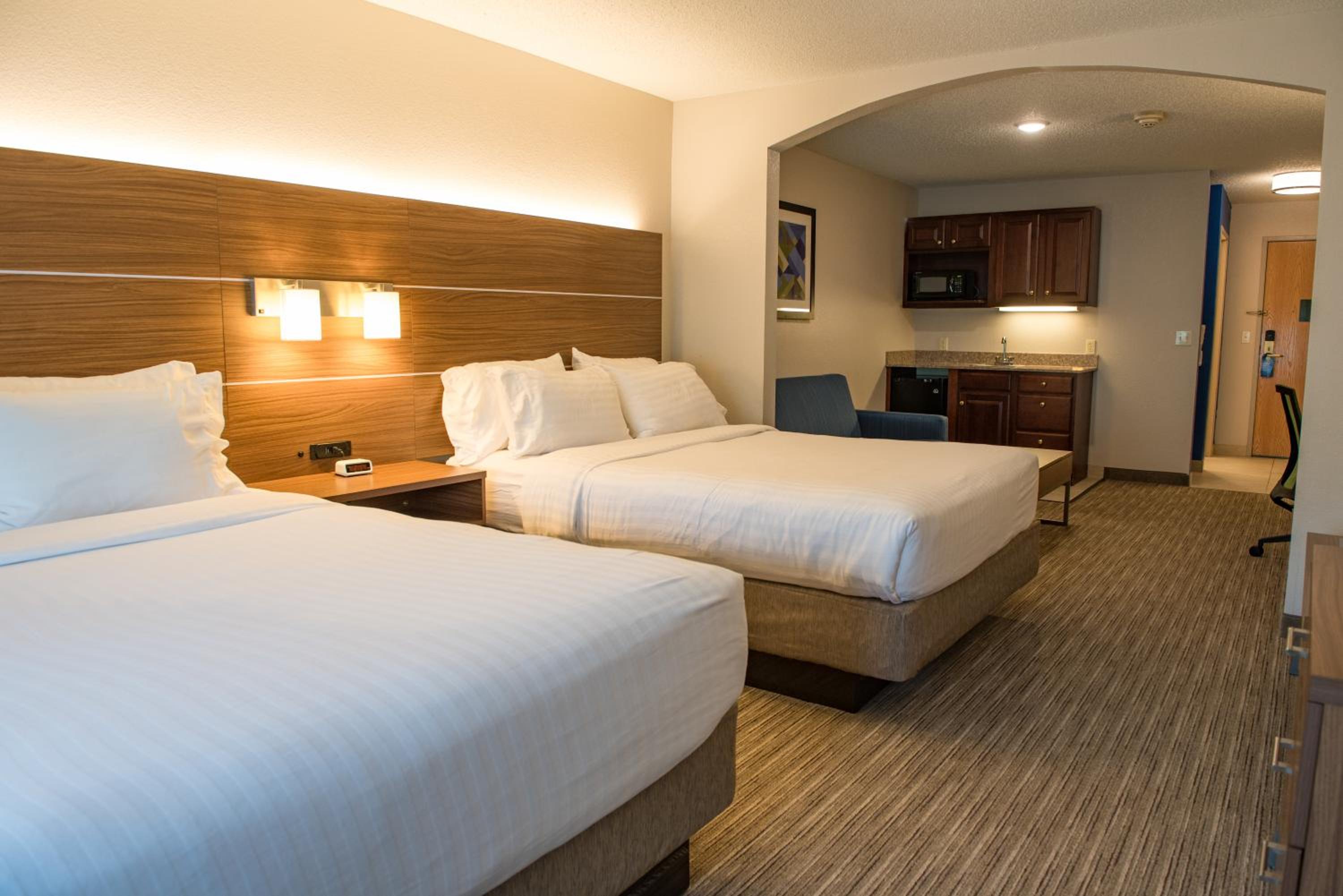 Queen Suite with Two Queen Beds - Photo 5