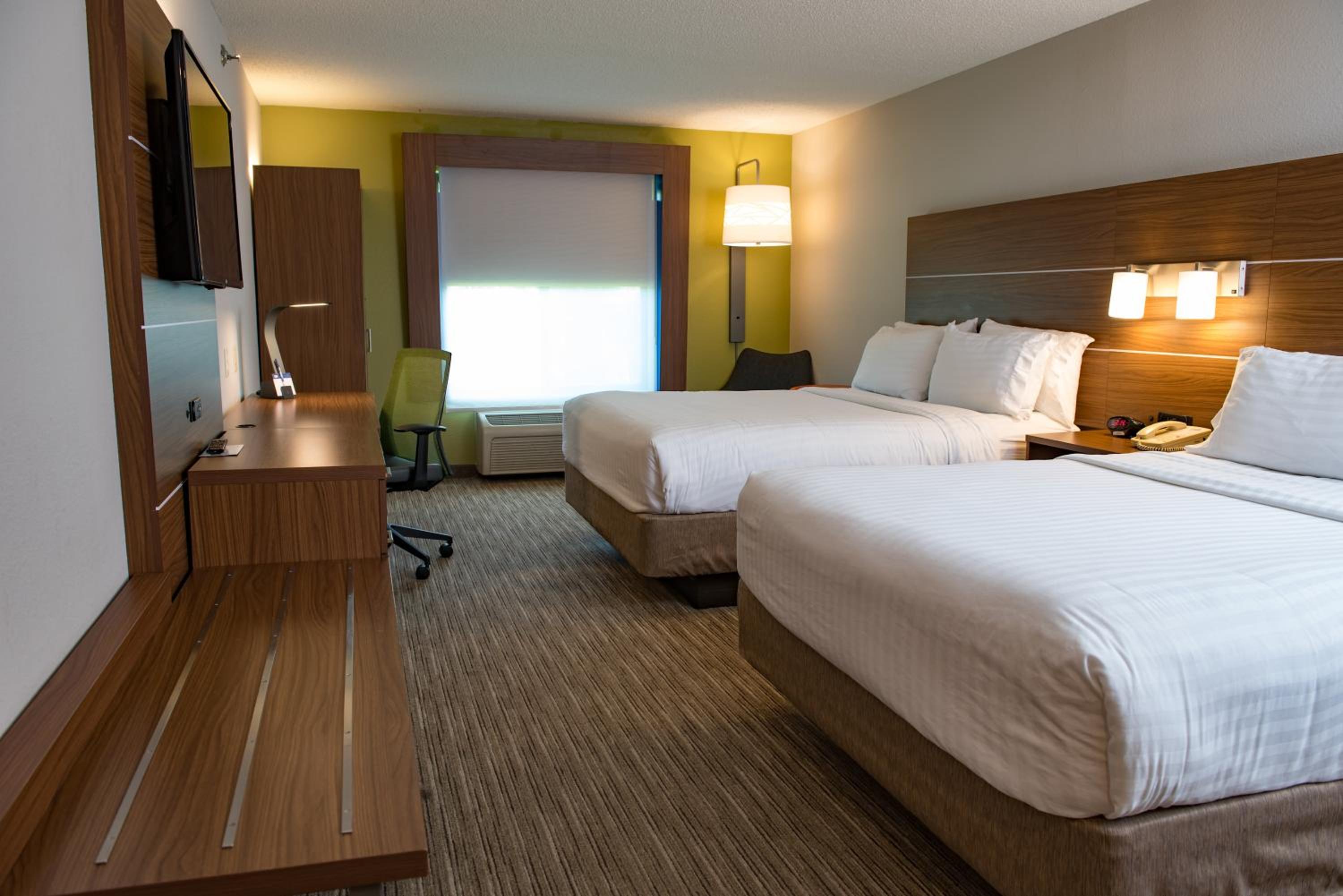 Standard Room with Two Queen Beds - Photo 4