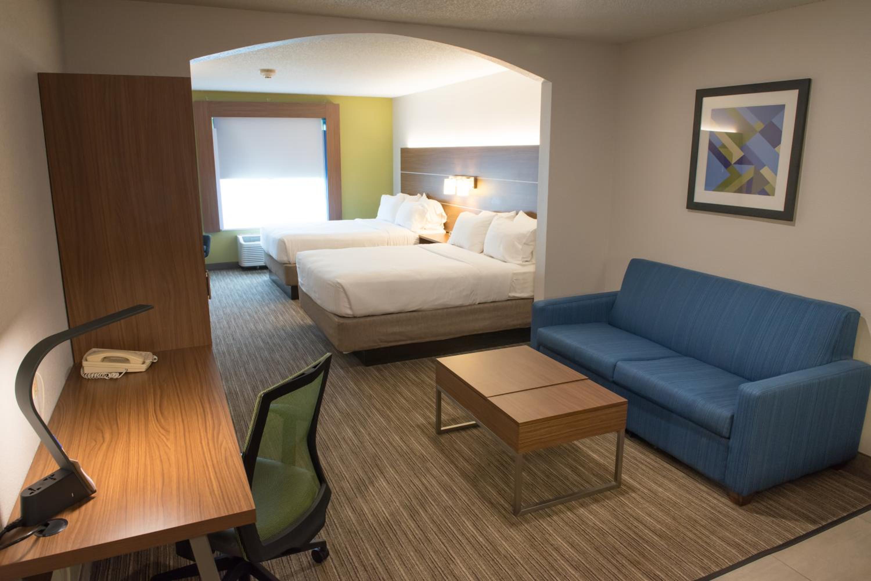 Queen Suite with Two Queen Beds - Photo 2