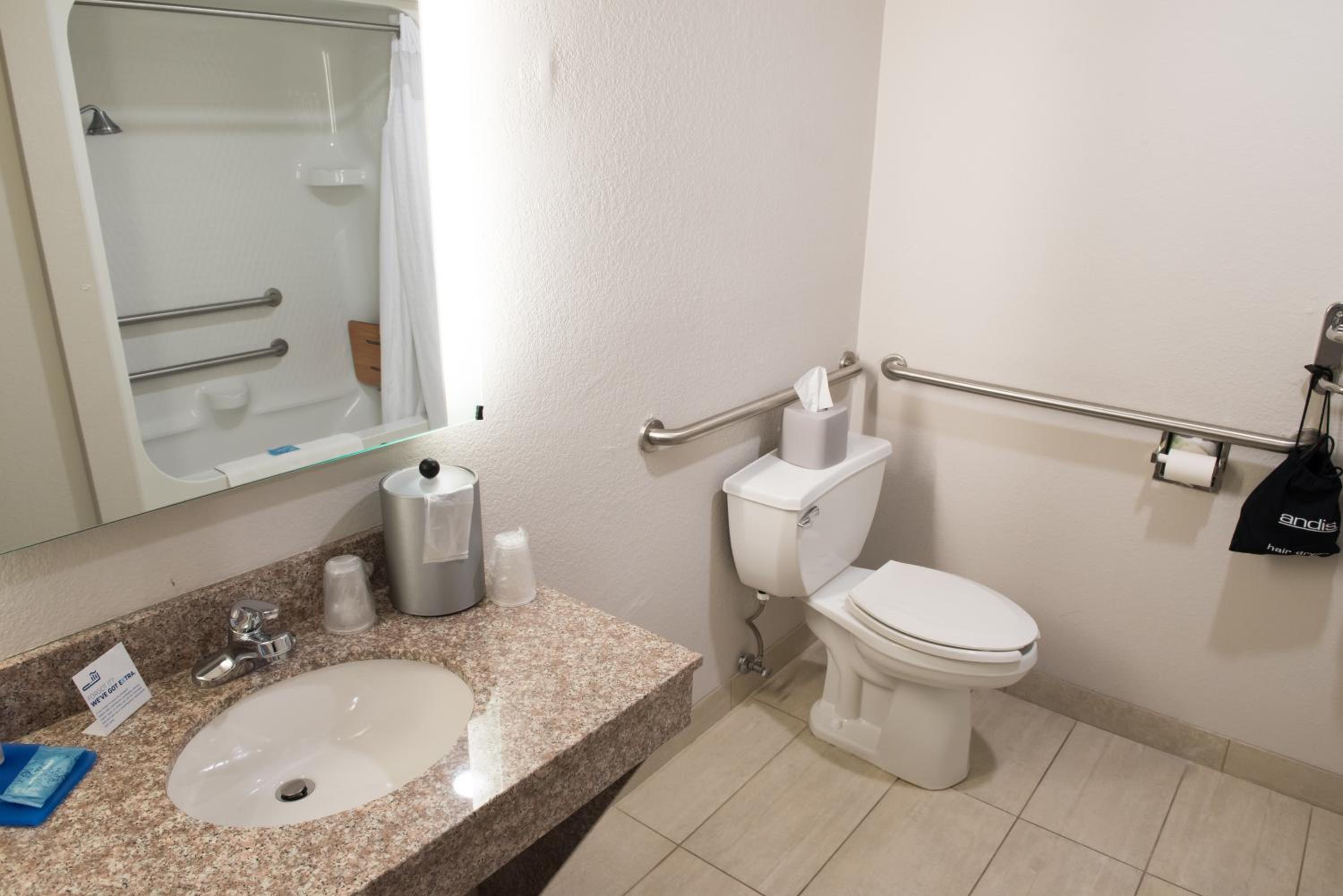 King Room - Mobility Access Tub - Non-Smoking - Photo 2