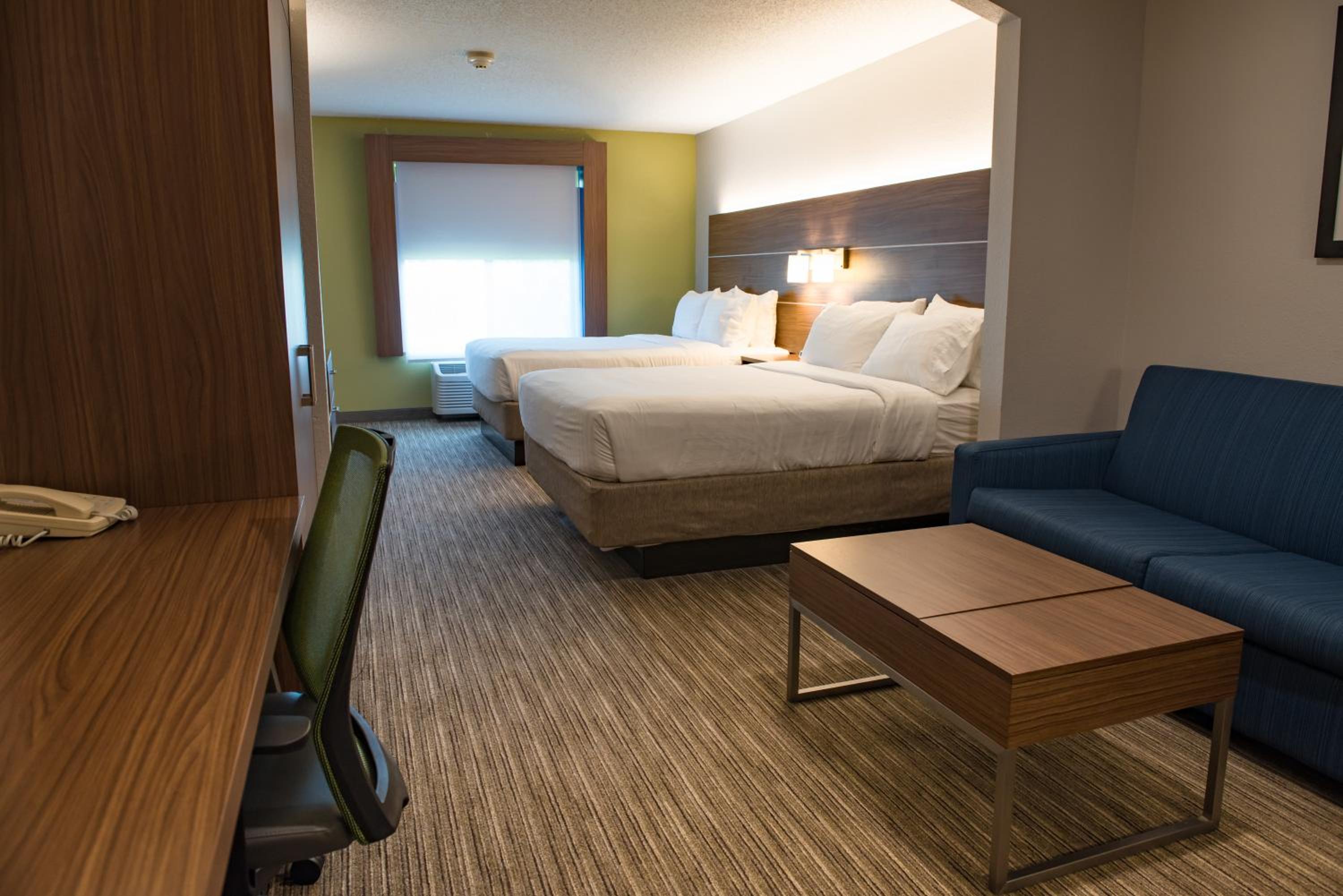 Queen Suite with Two Queen Beds - Photo 4