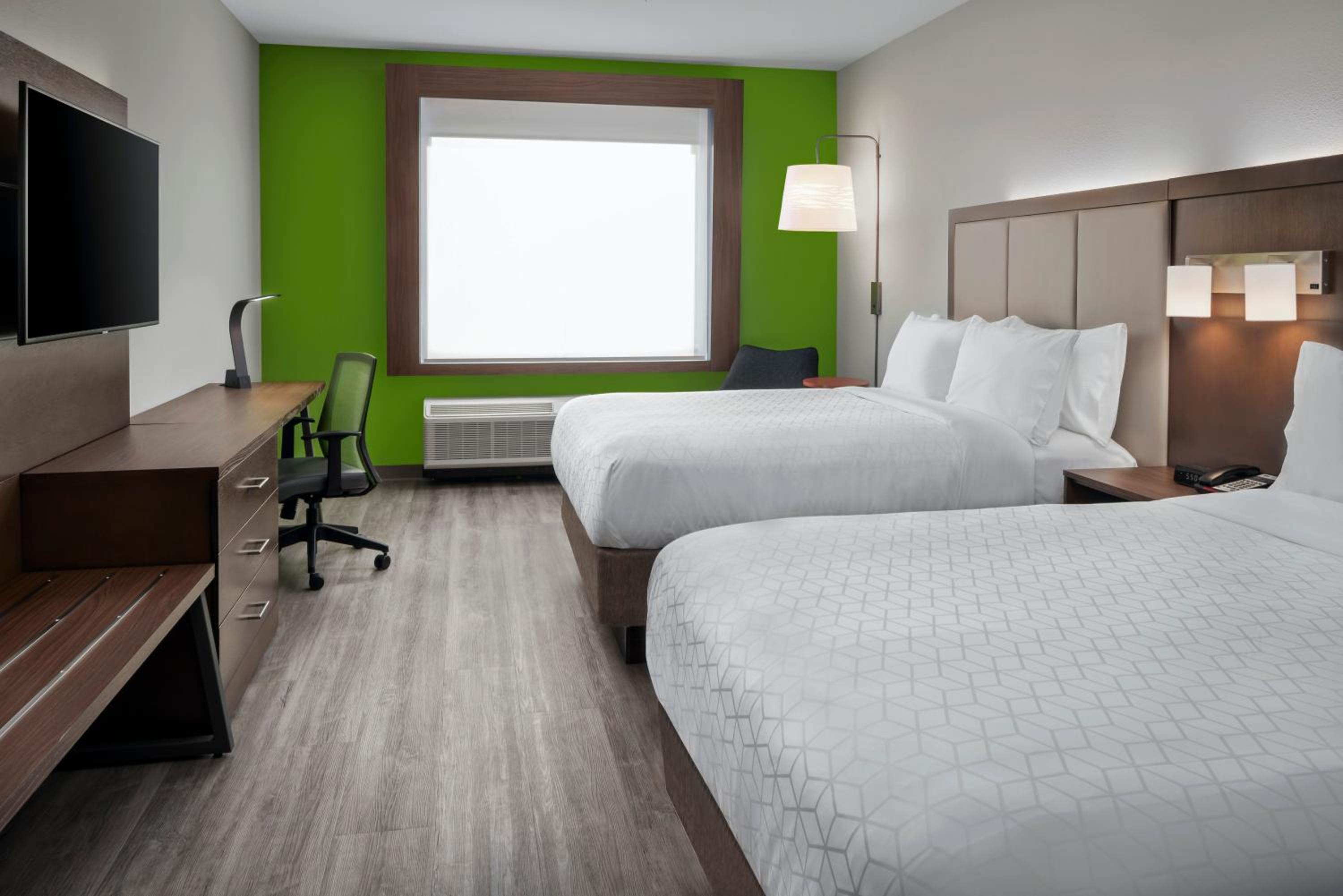 Standard Room with Two Queen Beds - Photo 5