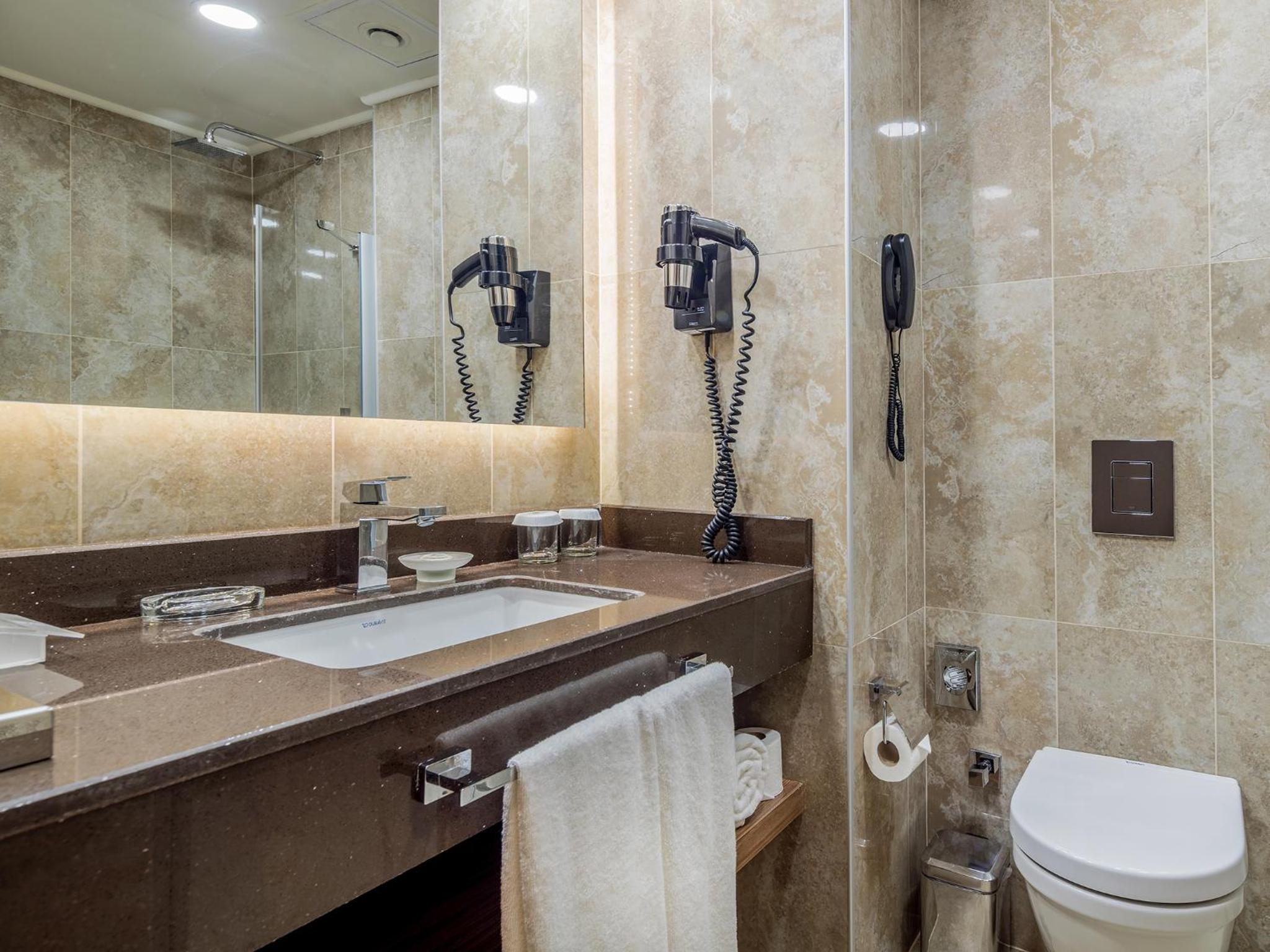 Standard Queen Room with City View - Disability Access
