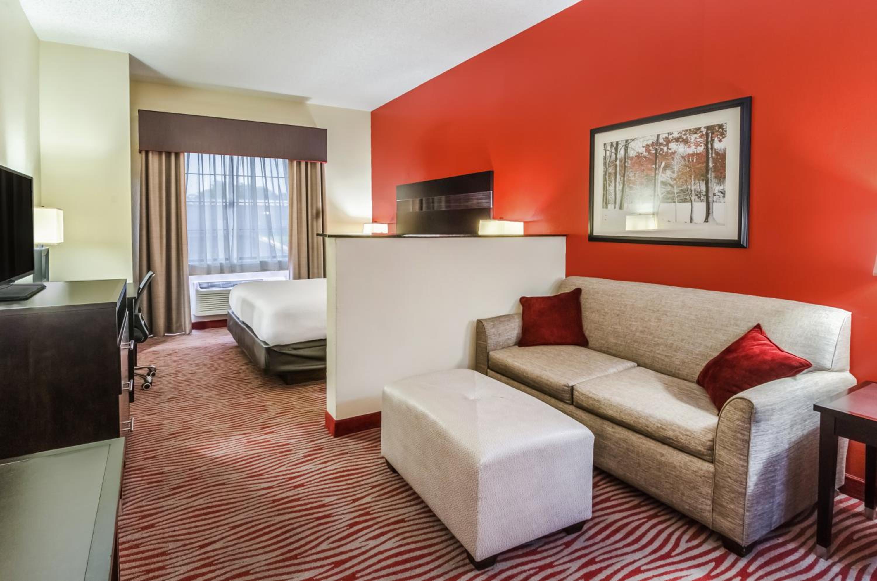 Standard King Room with Sofa Bed - Photo 2