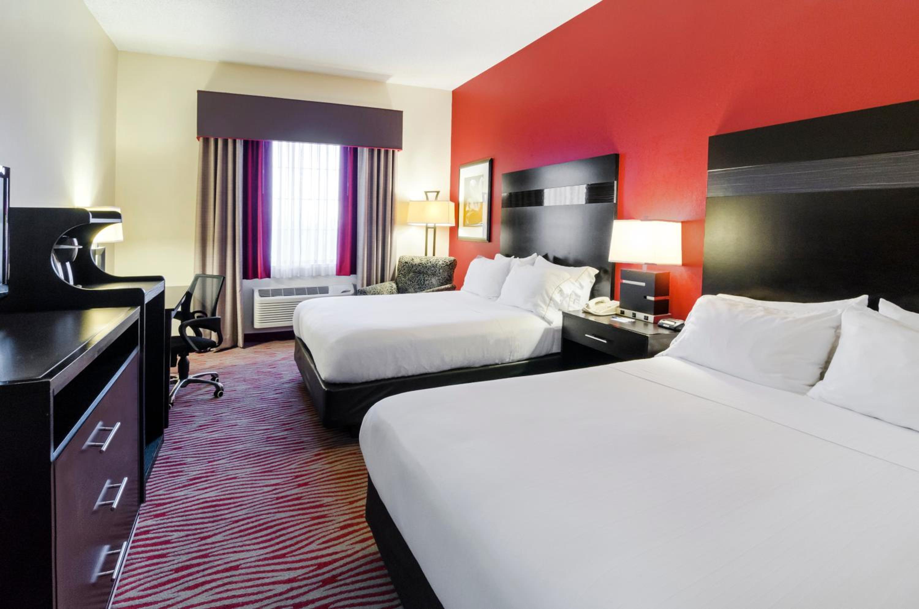 Standard Room with Two Queen Beds - Photo 1