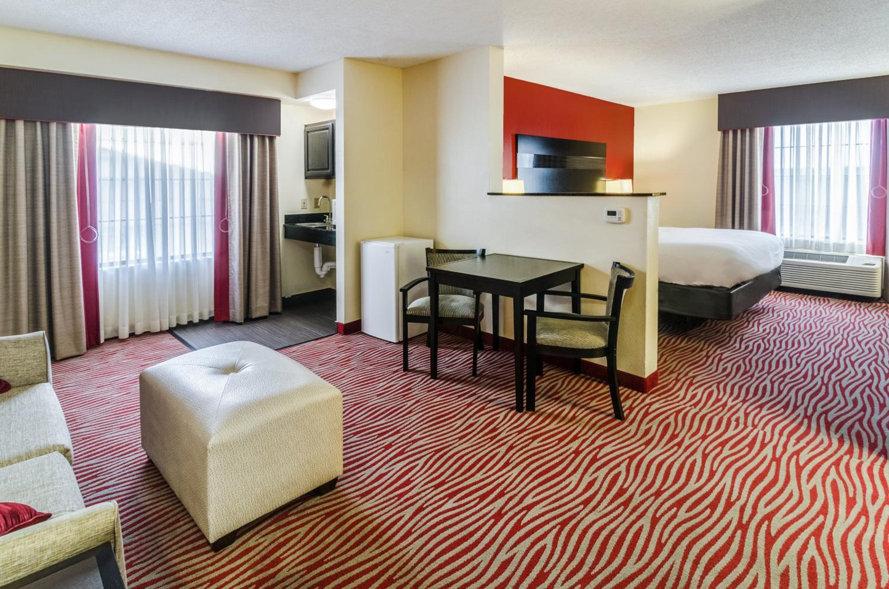King Suite - Disability Access - Photo 1