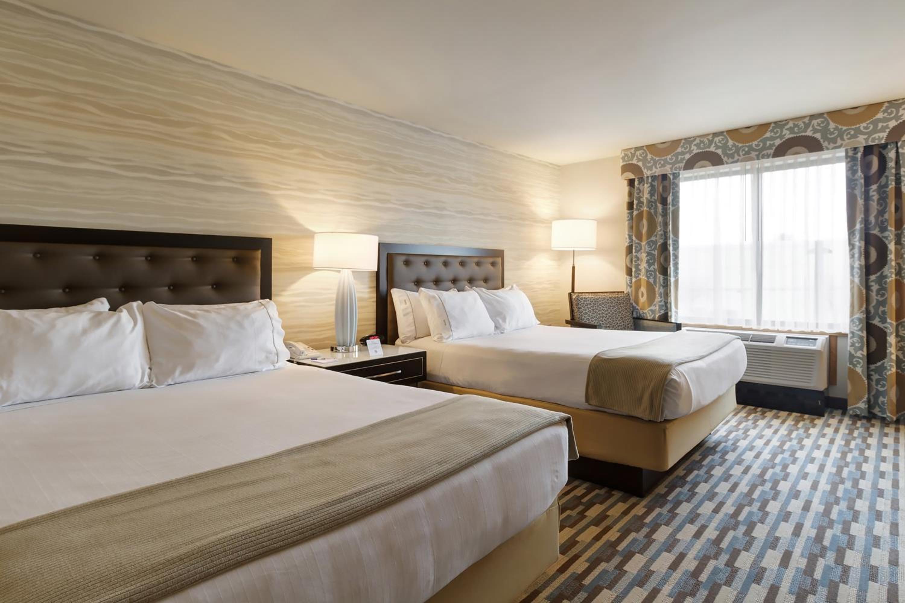 Standard Queen Room with Two Queen Beds - Photo 2