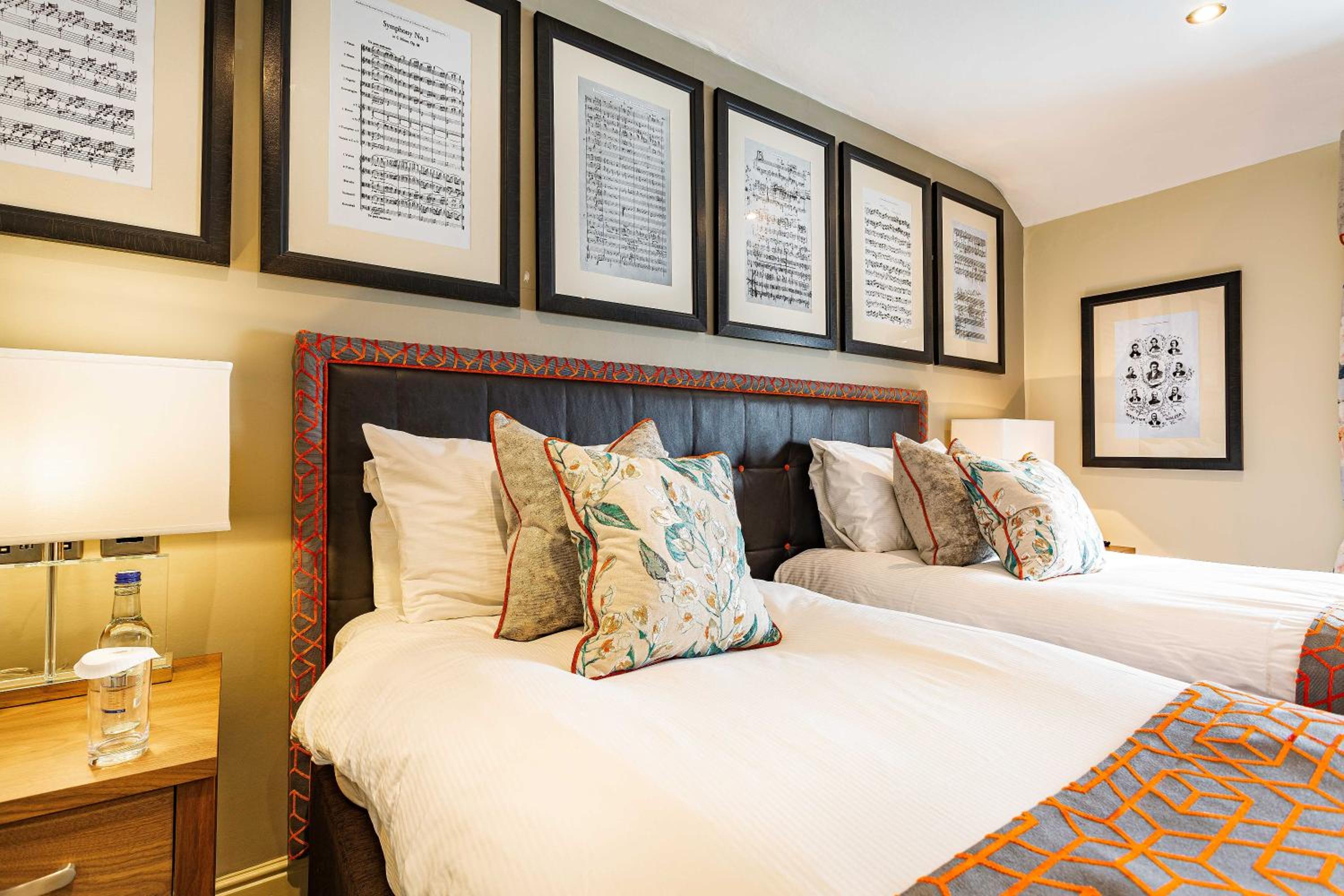 Deluxe Twin Room photo 3