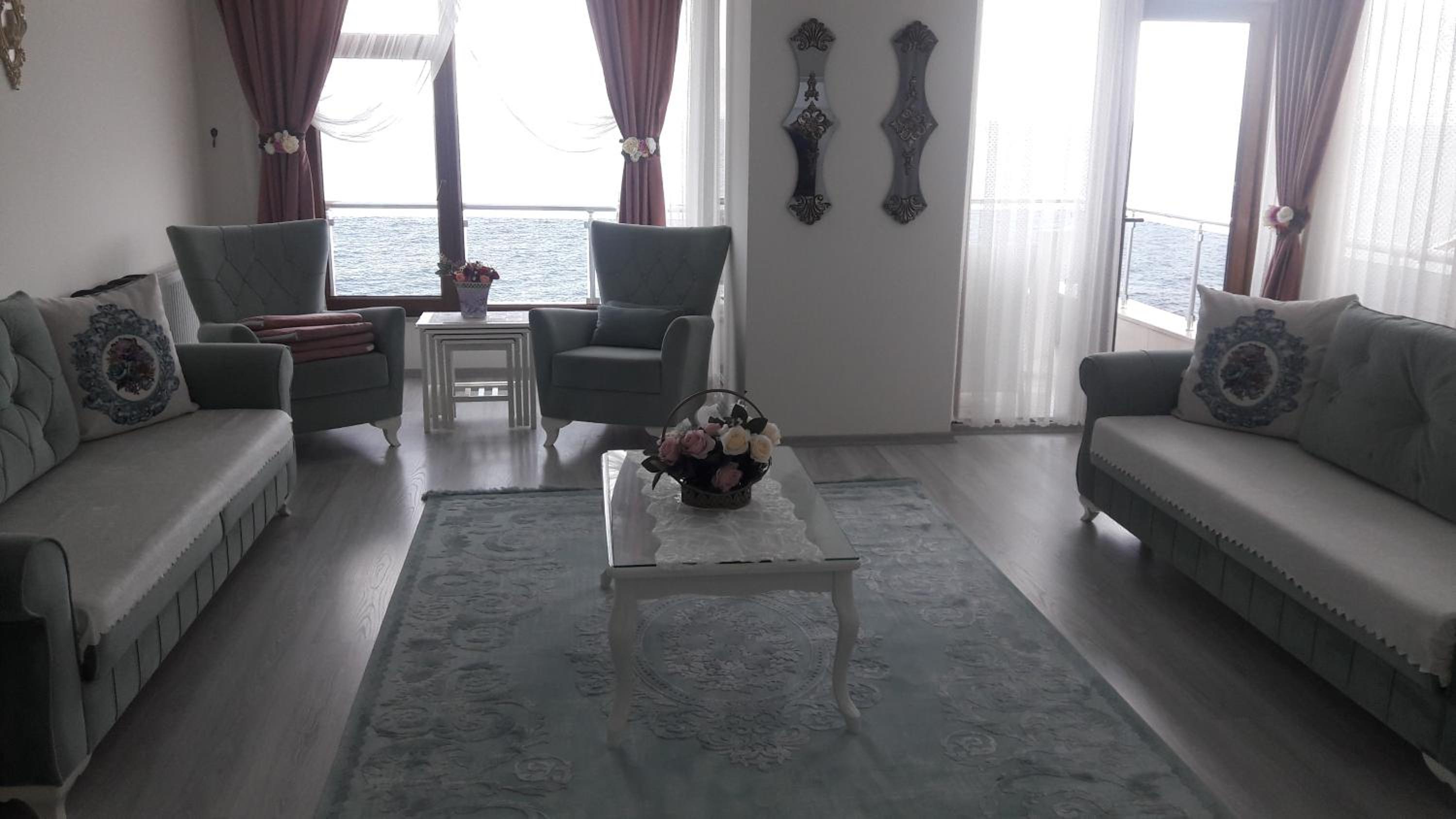 Three-Bedroom Apartment with Sea View and Balcony photo 1