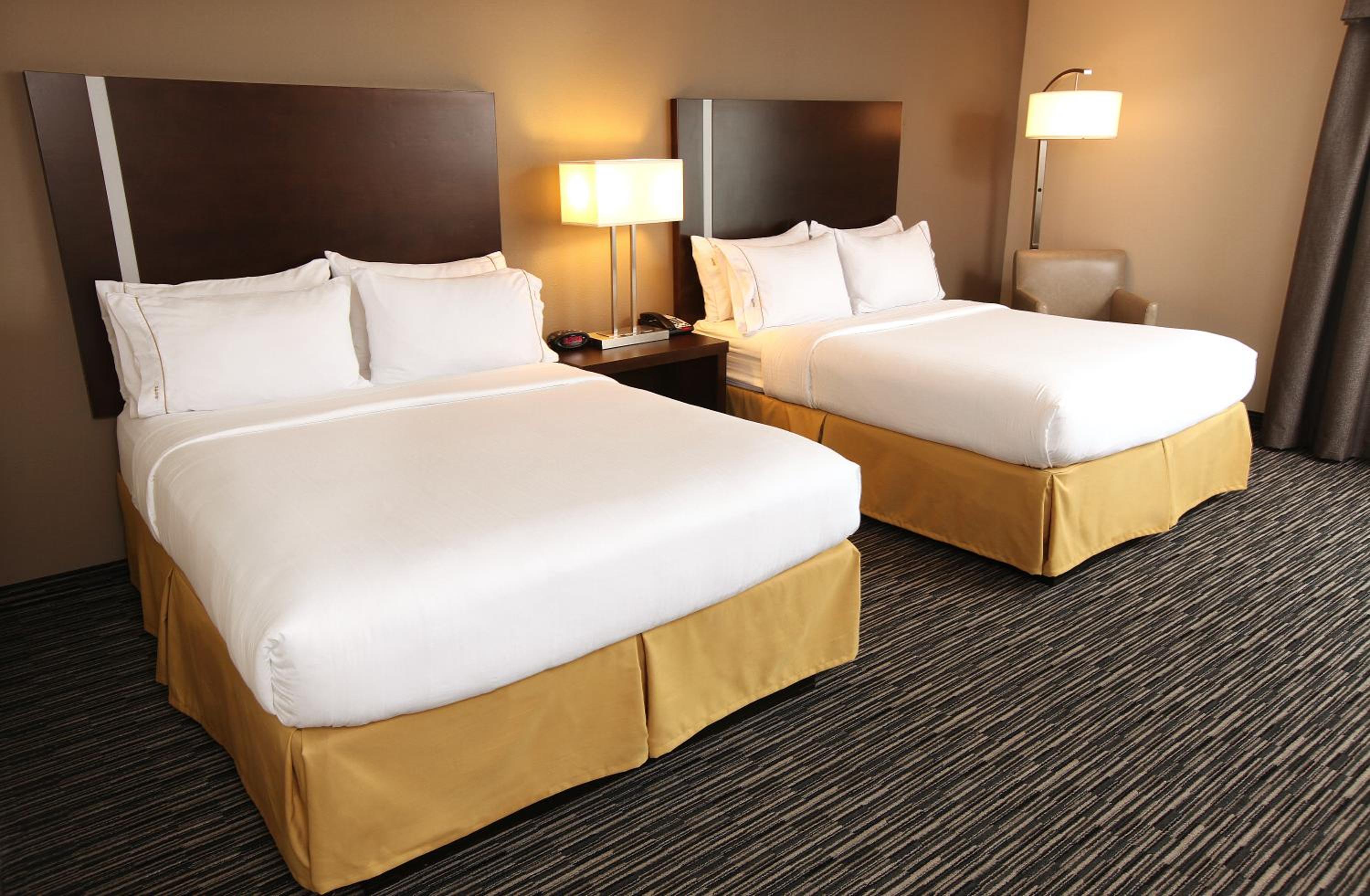 Standard Room with Two Queen Beds photo 1