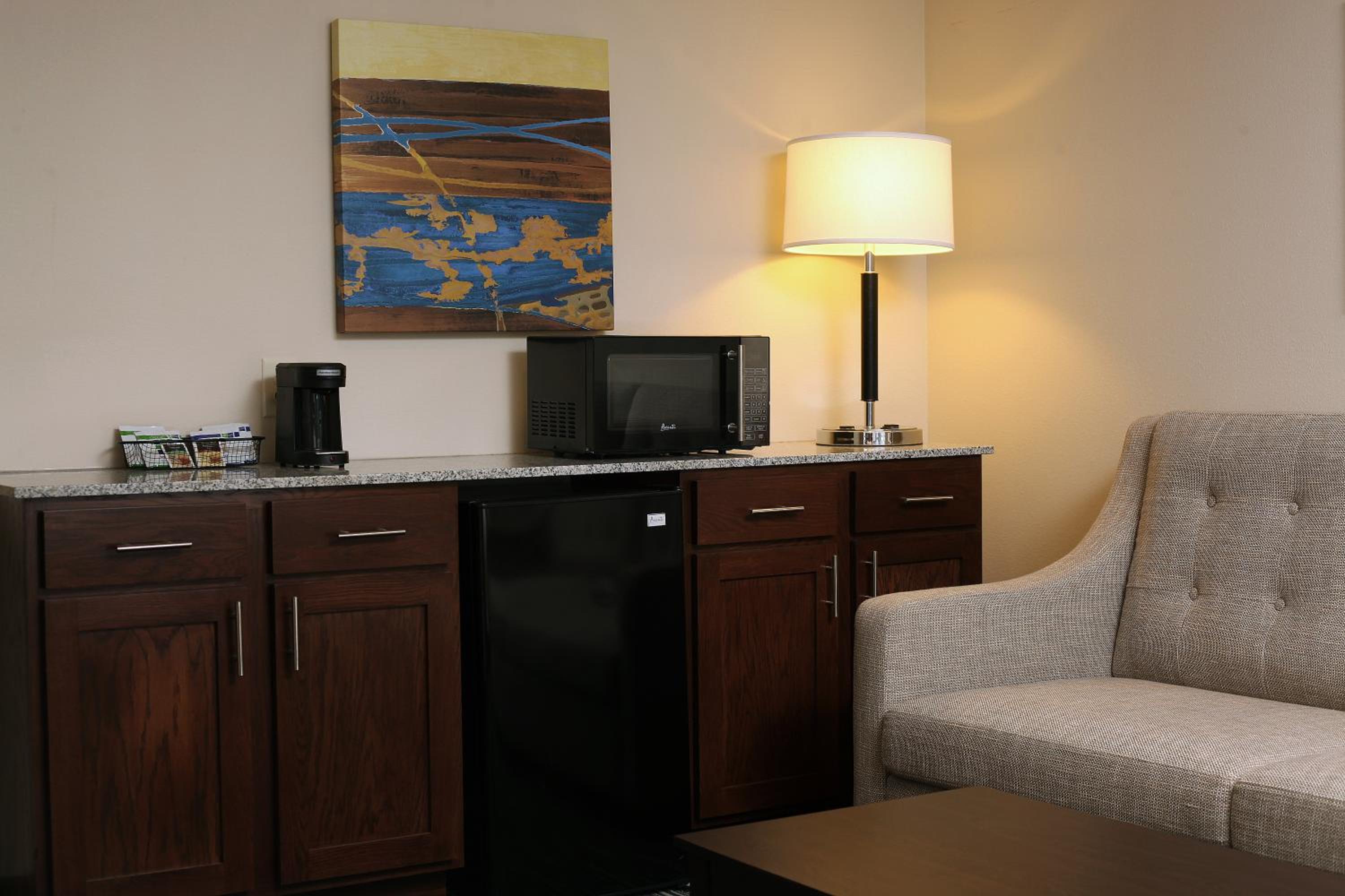 King Suite with Tub and Sofa Bed - Mobility Accessible photo 3