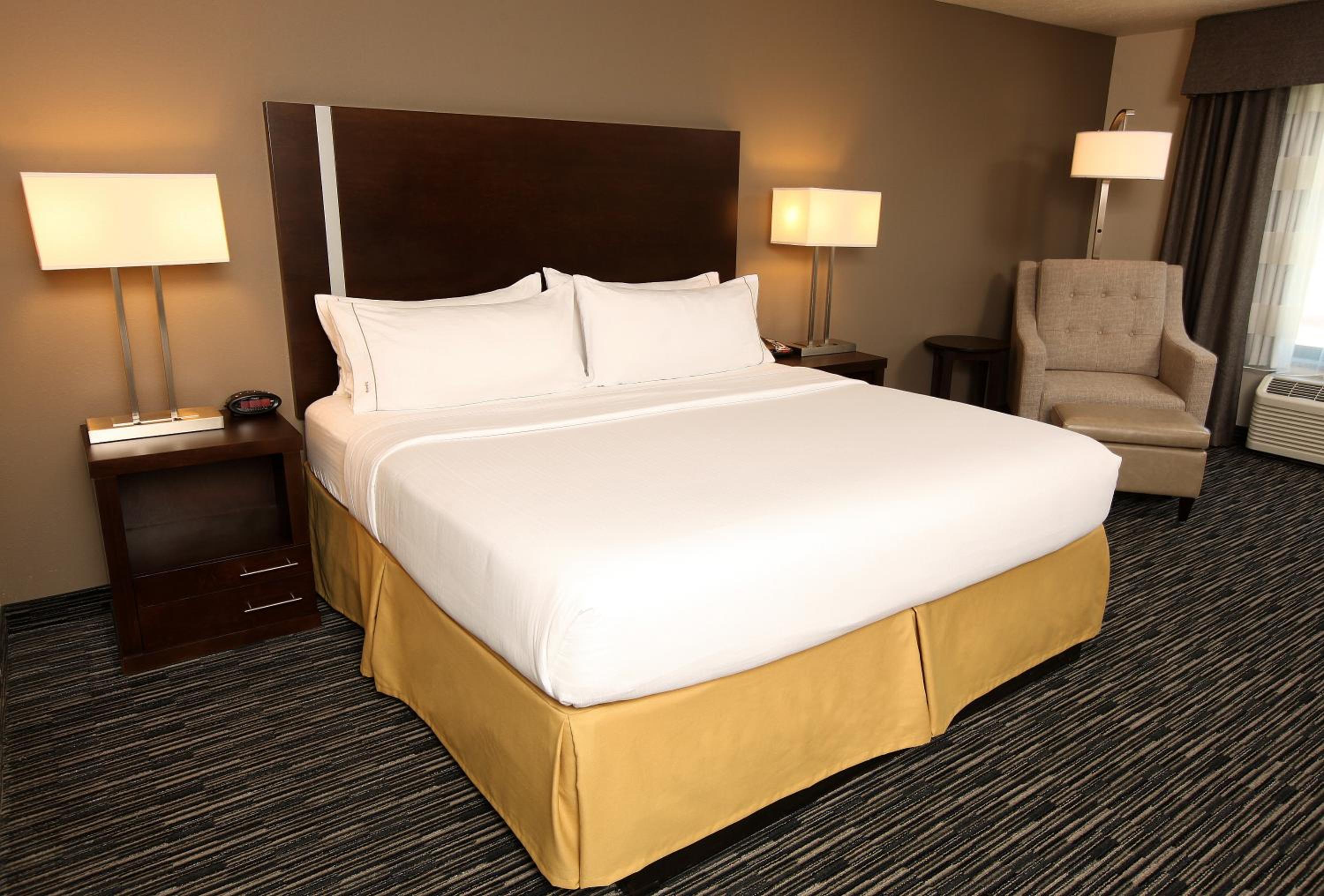 Standard King Room - Communications Accessible photo 3