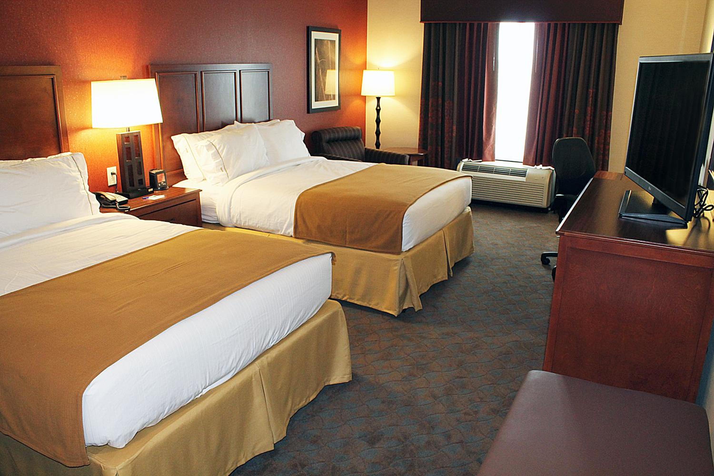 Standard Queen Room with Two Queen Beds - Communications Accessible