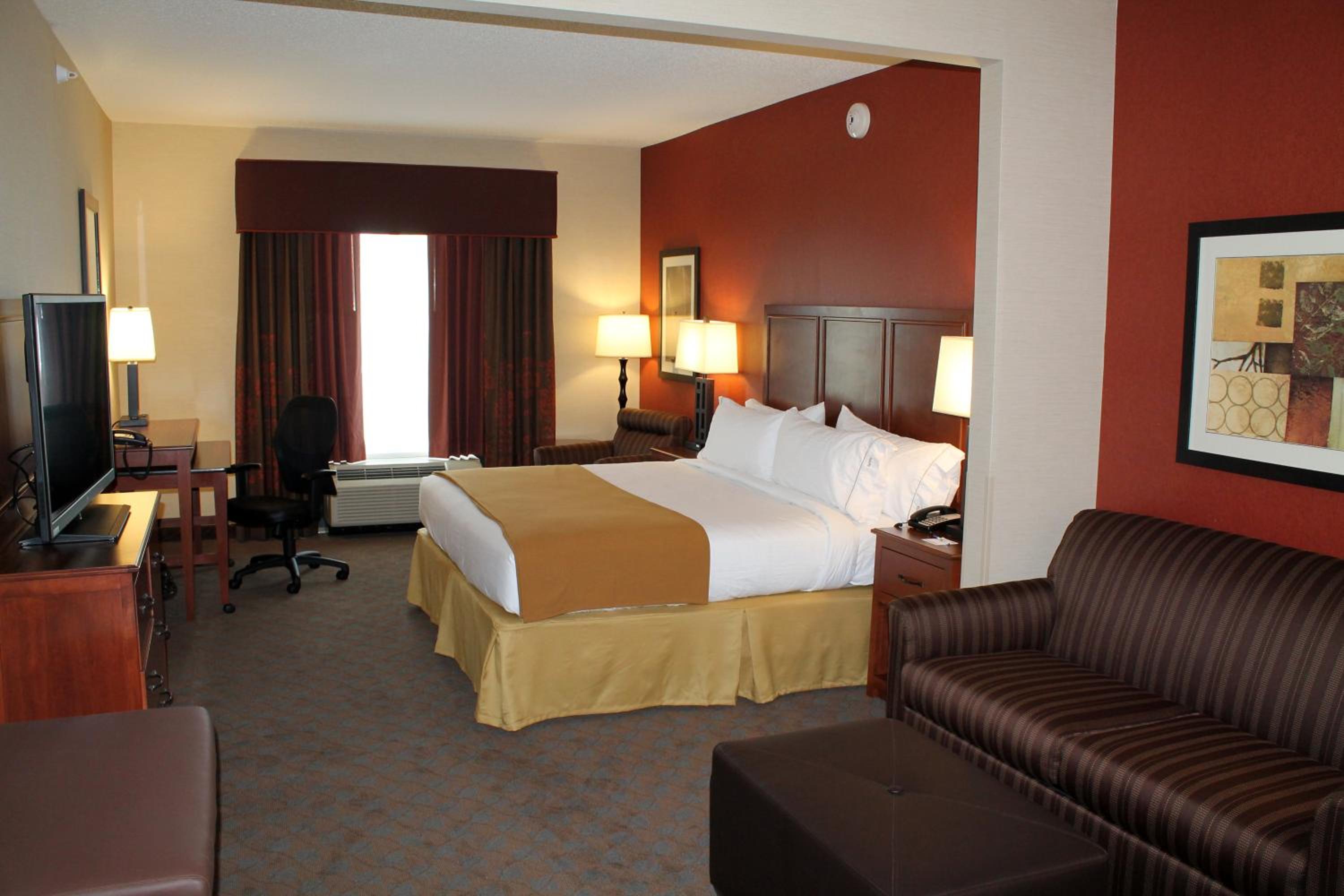 King Suite with Sofa Bed - Communication Accessible