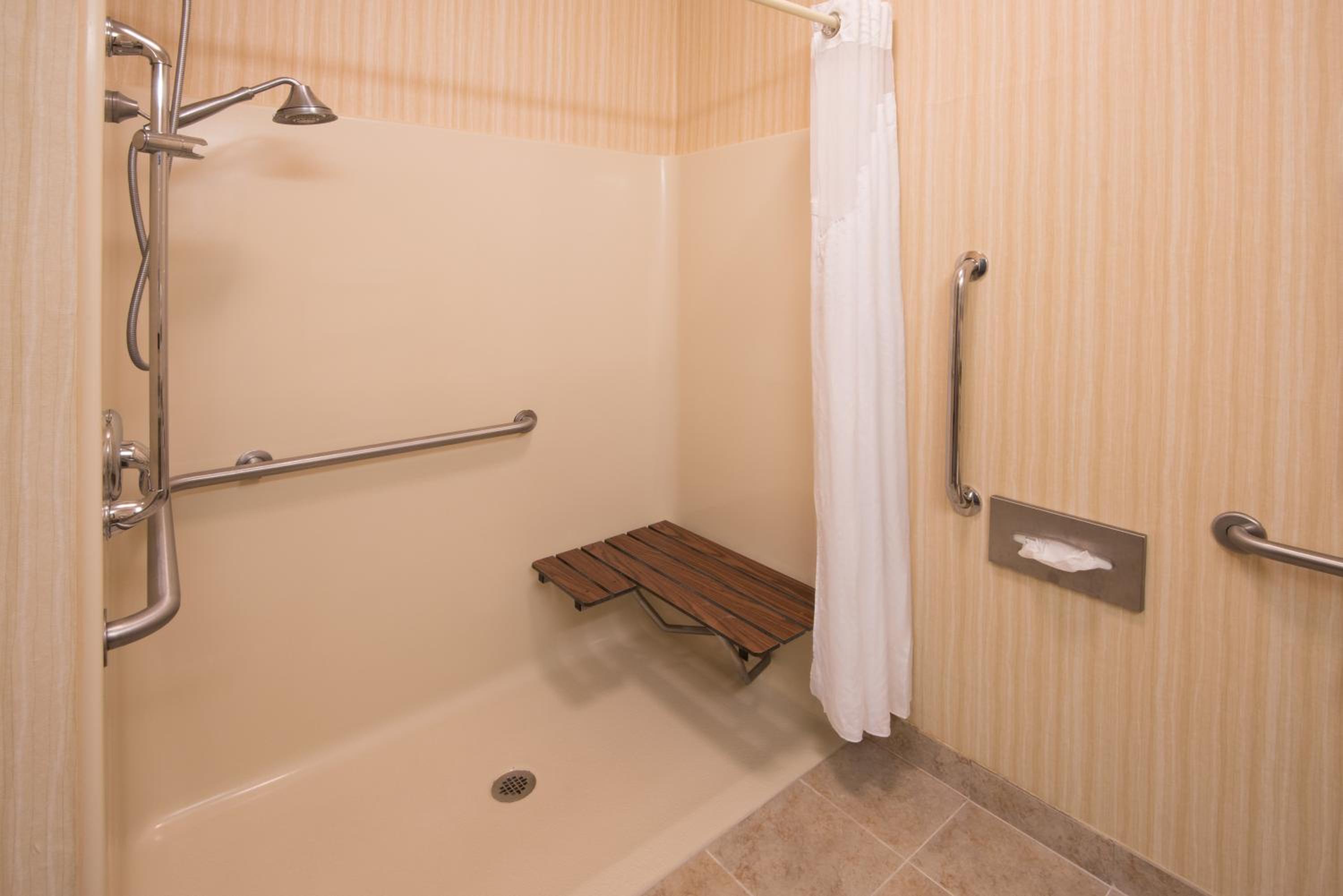 Queen Room with Two Queen Beds Hearing Accessible with Roll-In Shower - Non-Smoking - Photo 2