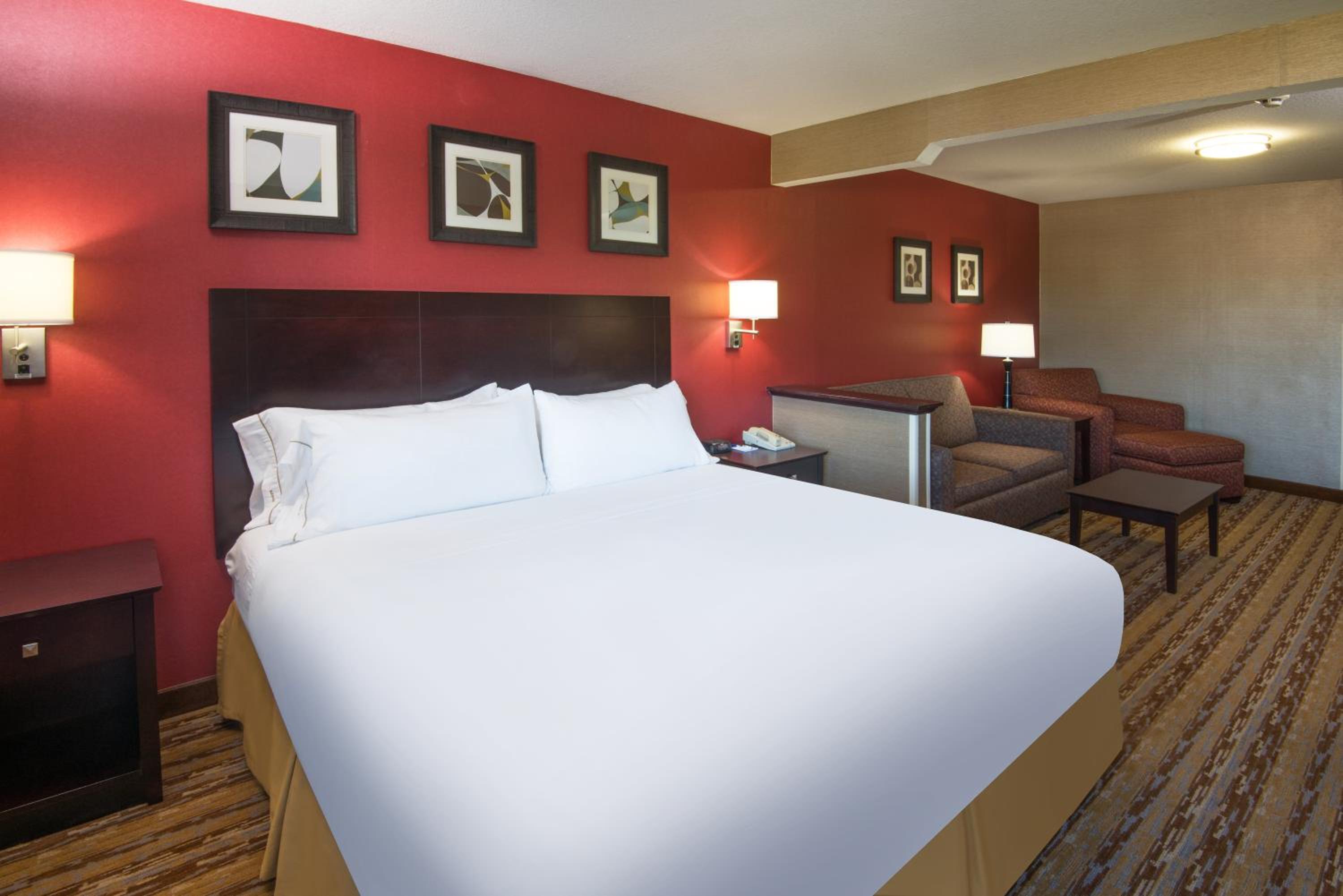 Standard King Room with Sofa Bed - Photo 1