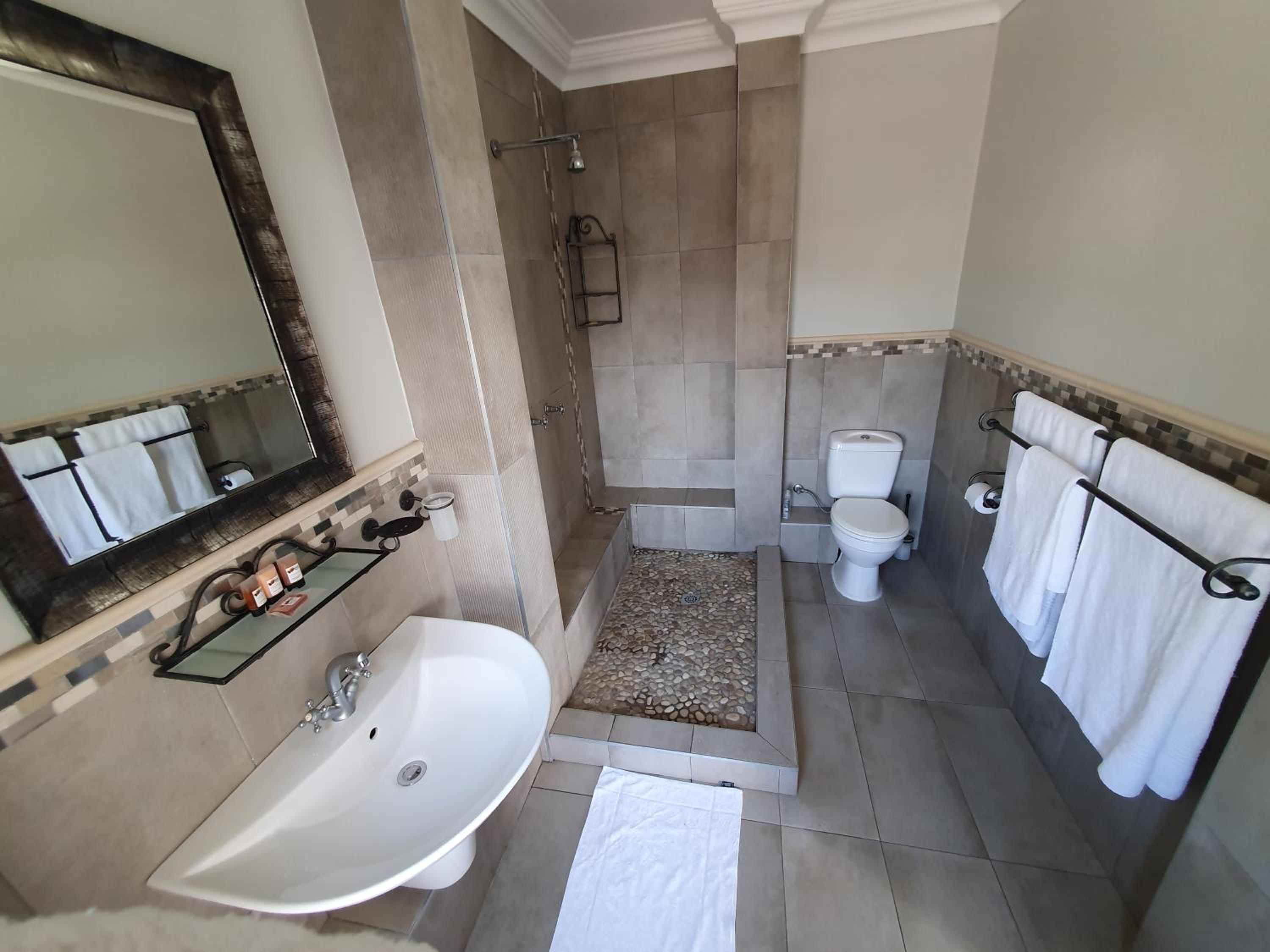 Standard King Room - Photo 3