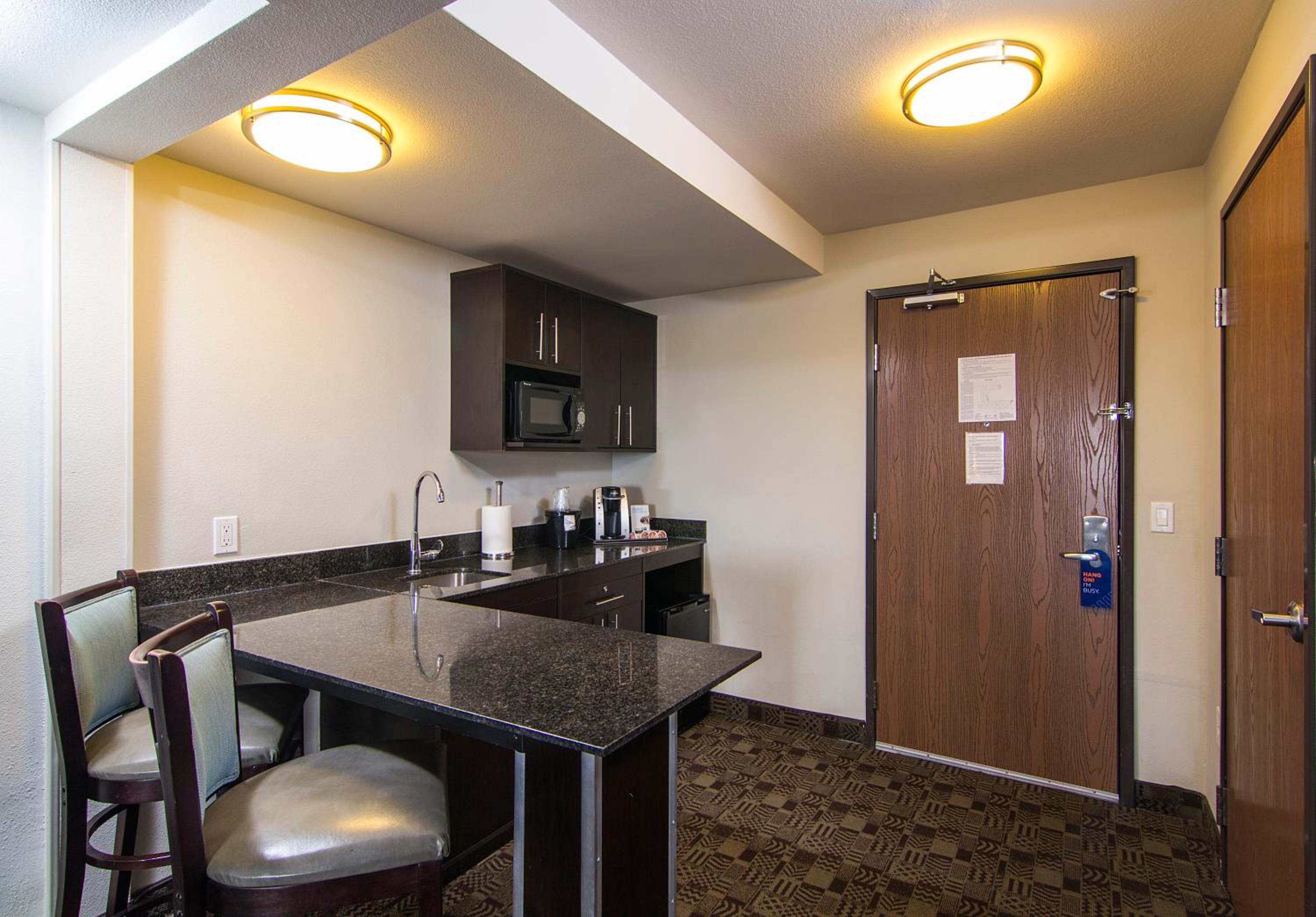 Queen Suite with Two Queen Beds - Photo 3