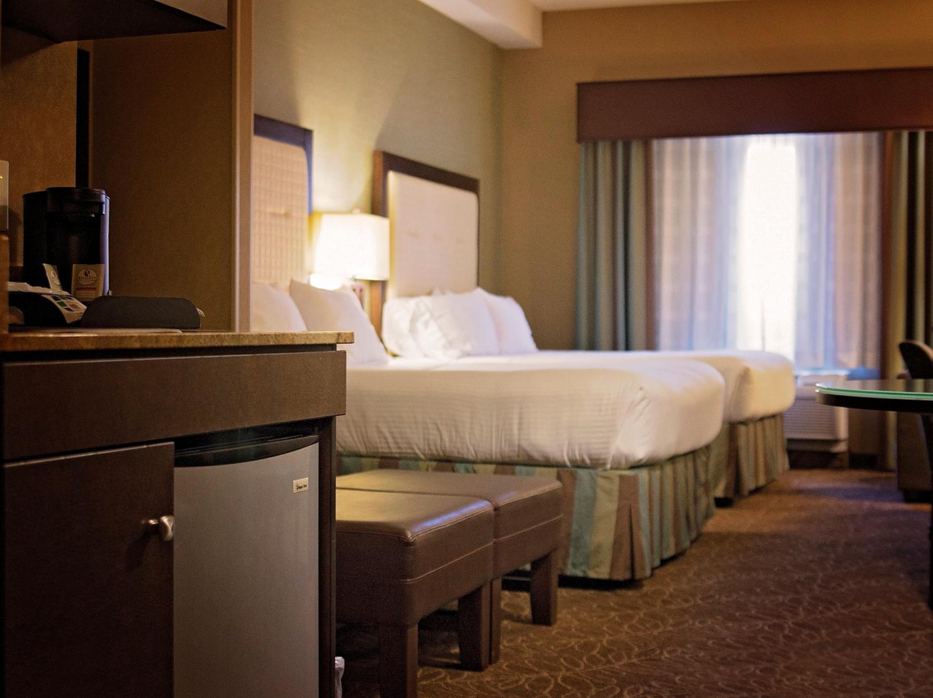 Queen Suite with Two Queen Beds and Sofa Bed - Photo 2