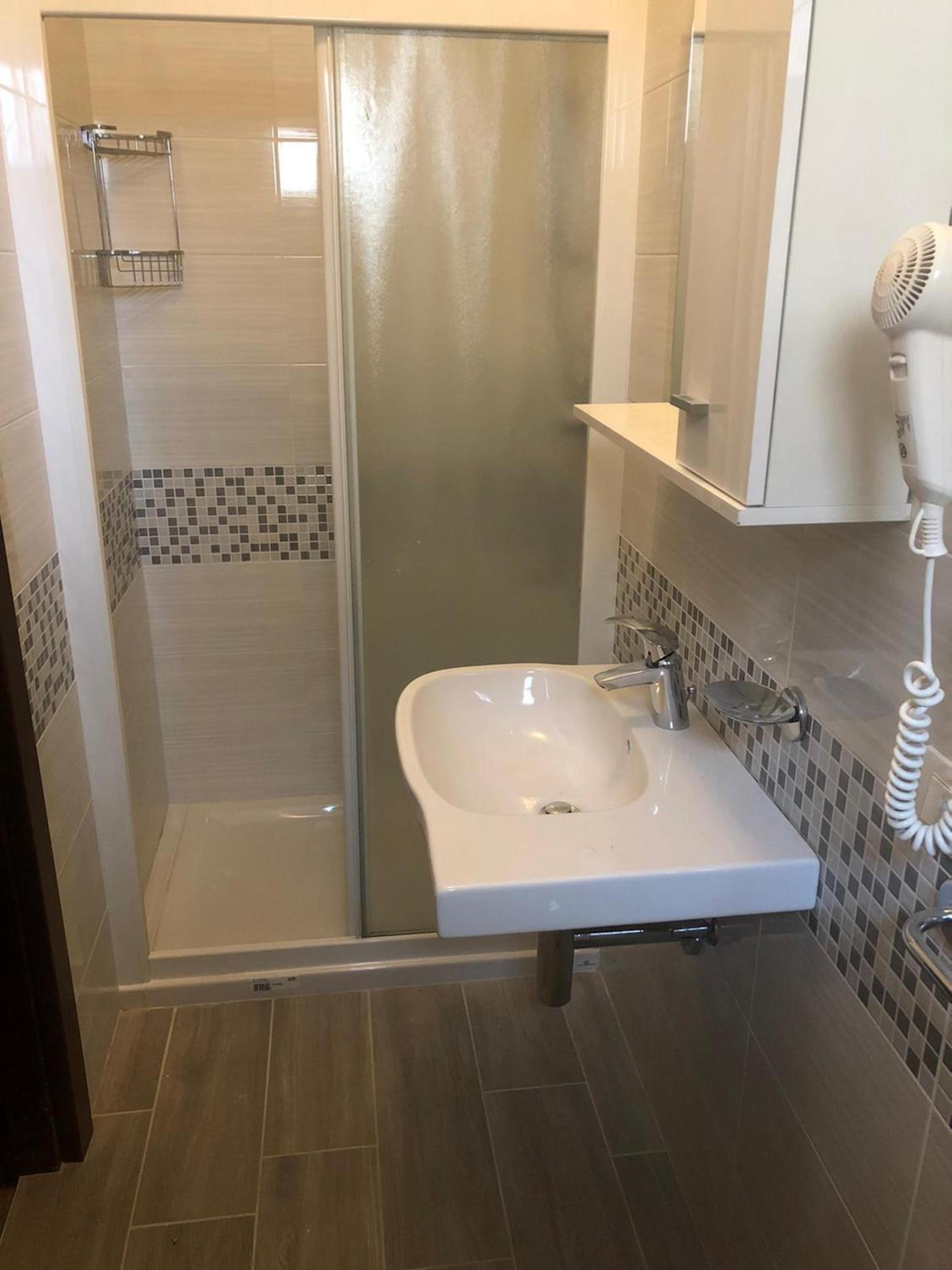 Double Room - Photo 12