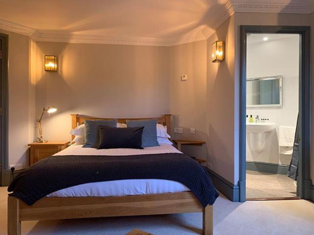 Luxury King Room - Photo 3