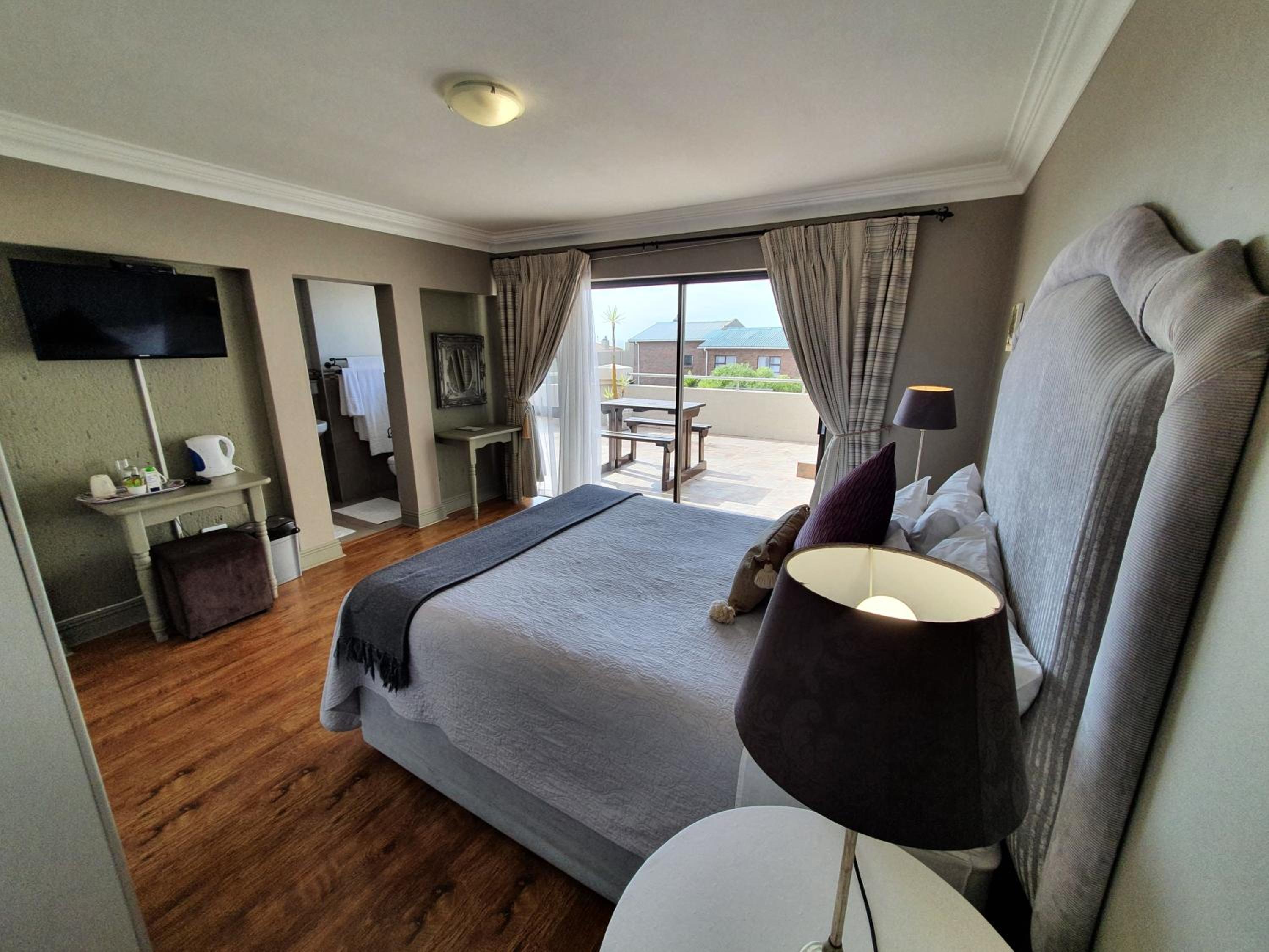 Queen Room with Balcony - Photo 3