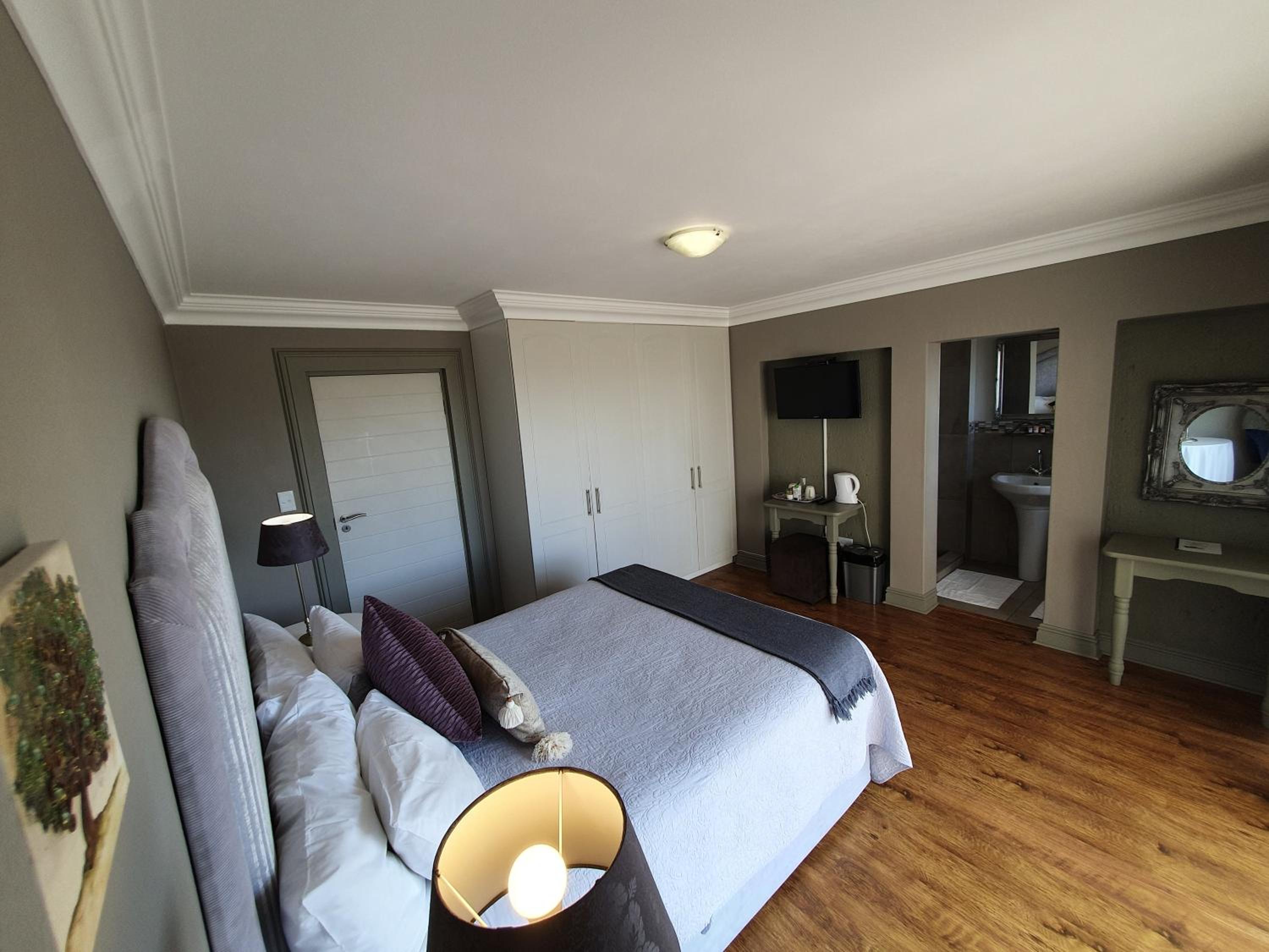 Queen Room with Balcony - Photo 1