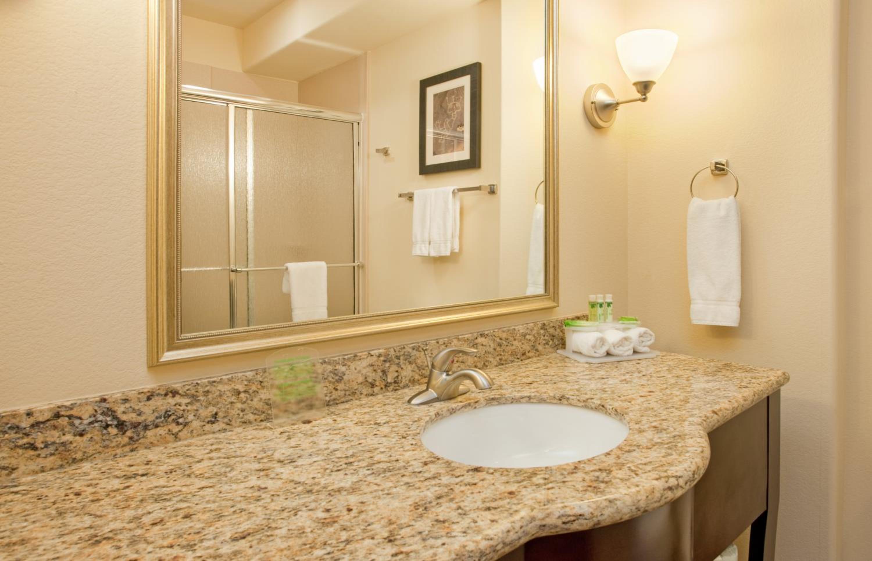 Executive Queen Room with Two Queen Beds - Photo 2