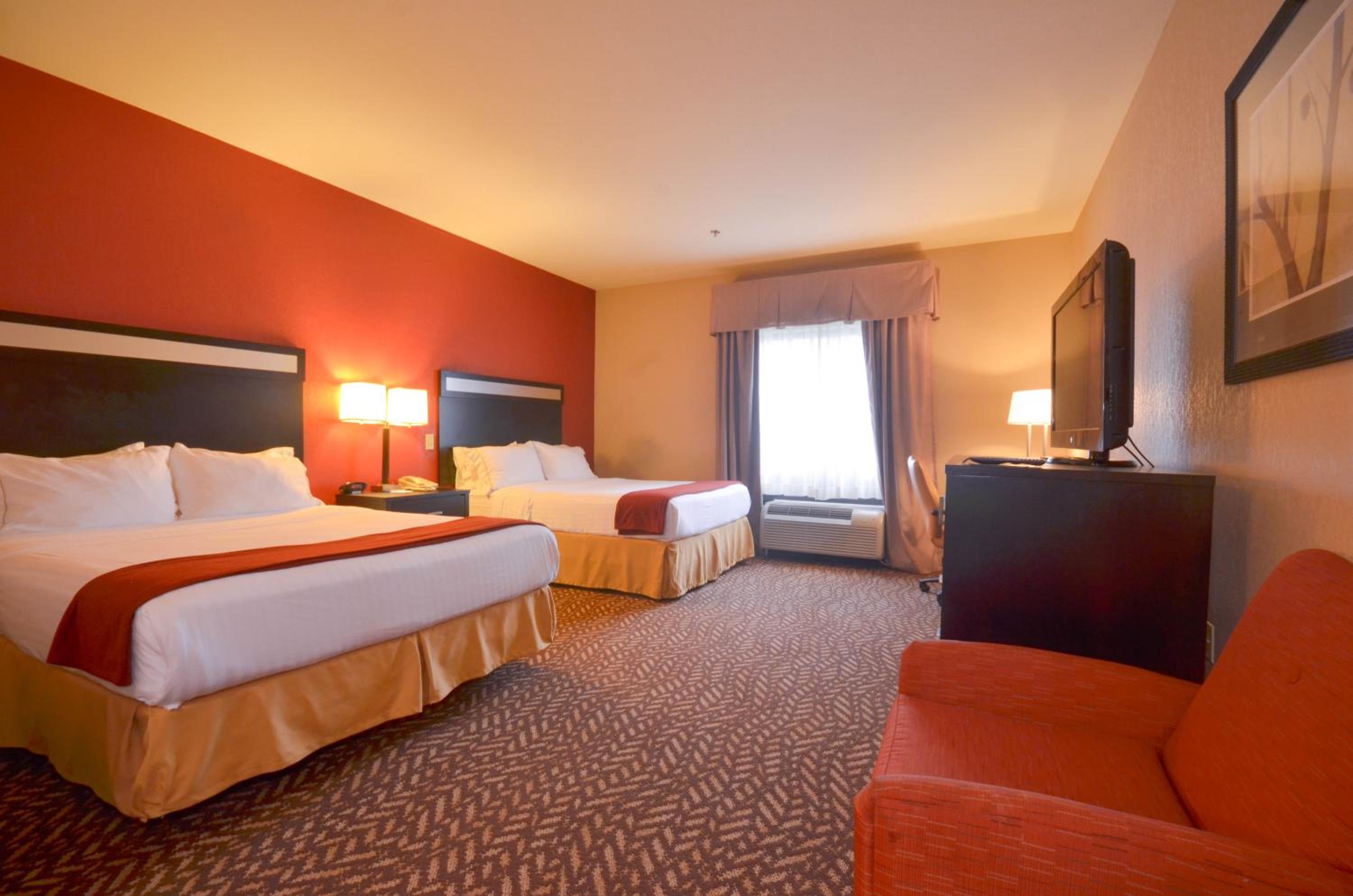 Standard Queen Room with Two Queen Beds - Photo 3