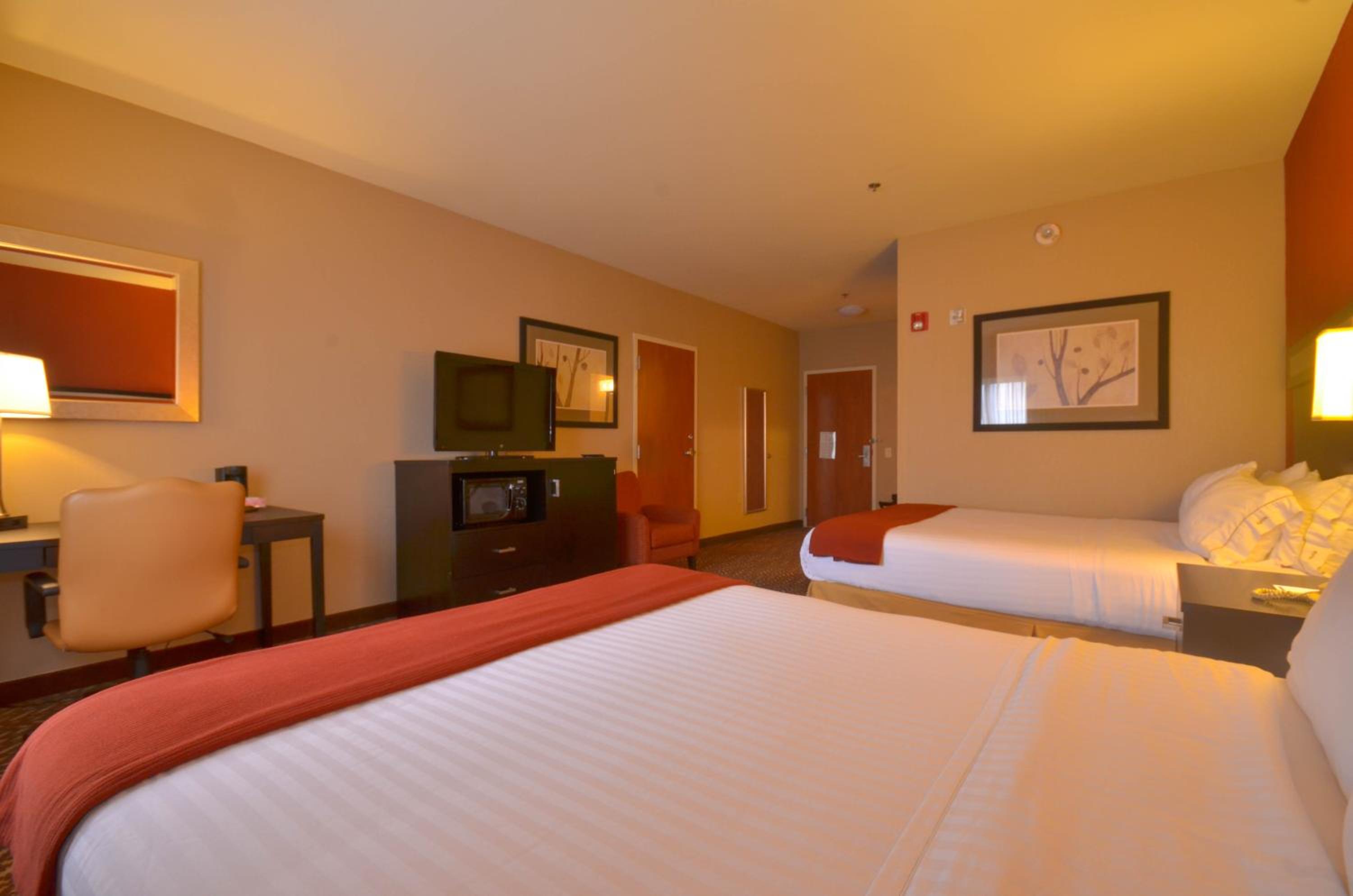 Standard Queen Room with Two Queen Beds - Photo 4