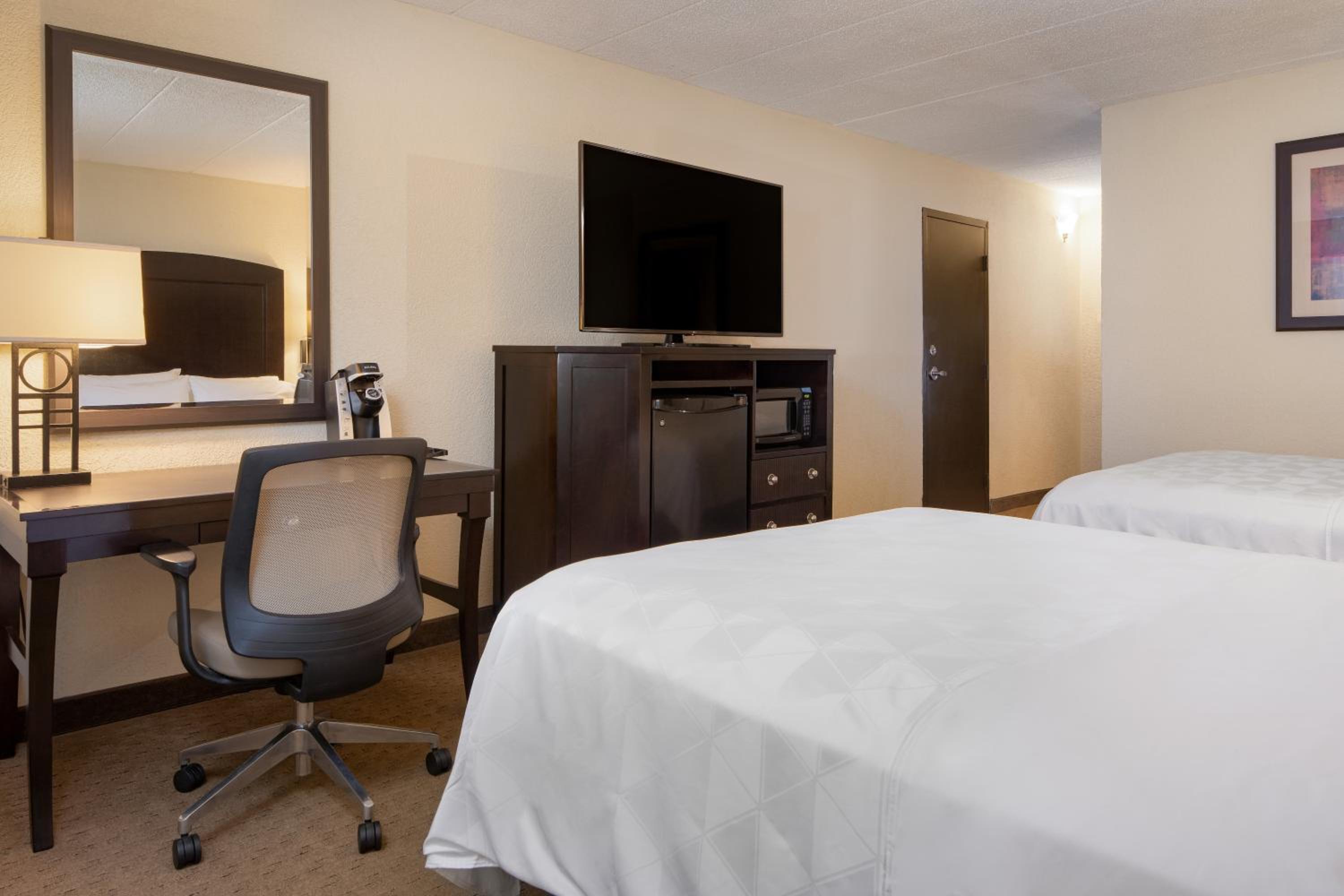 Standard Room with Two Queen Beds photo 1
