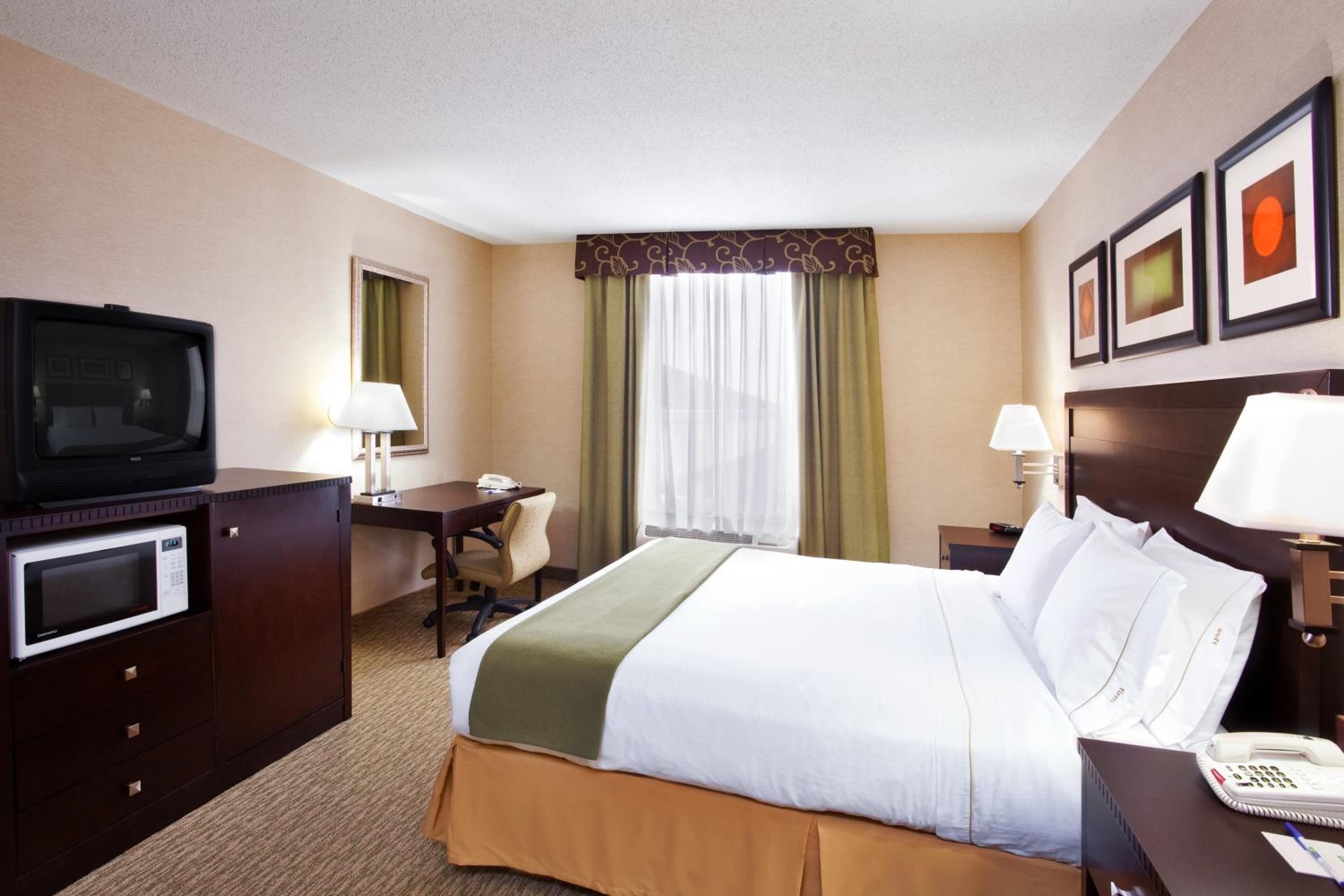 Standard King Room - Photo 4