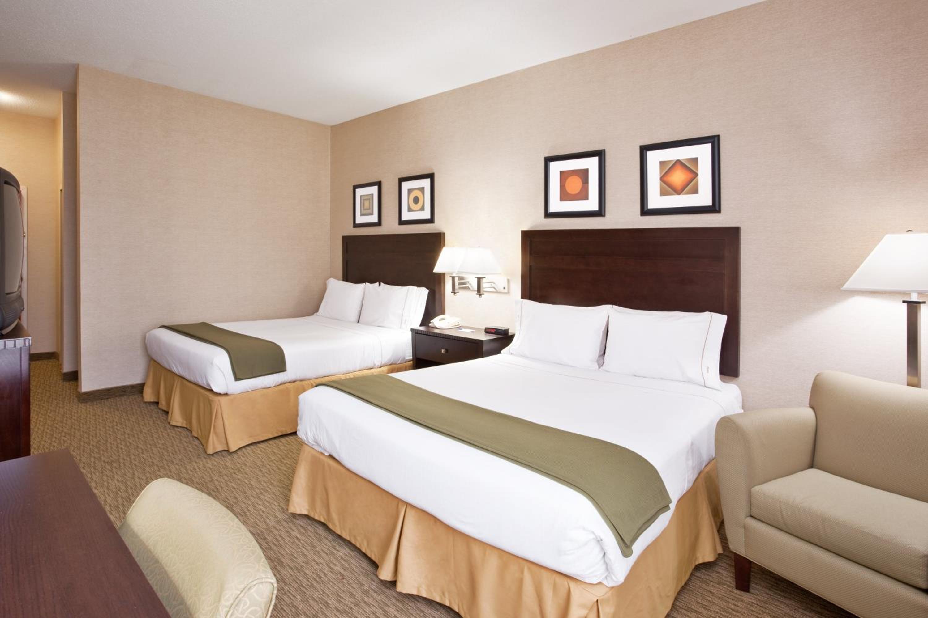Standard Queen Room with Two Queen Beds - Photo 2
