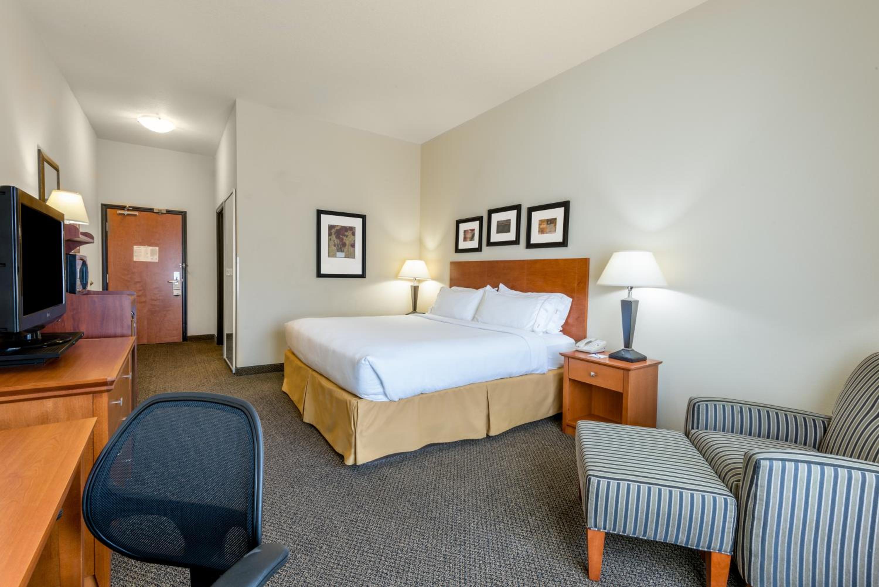 Standard King Room - Photo 3