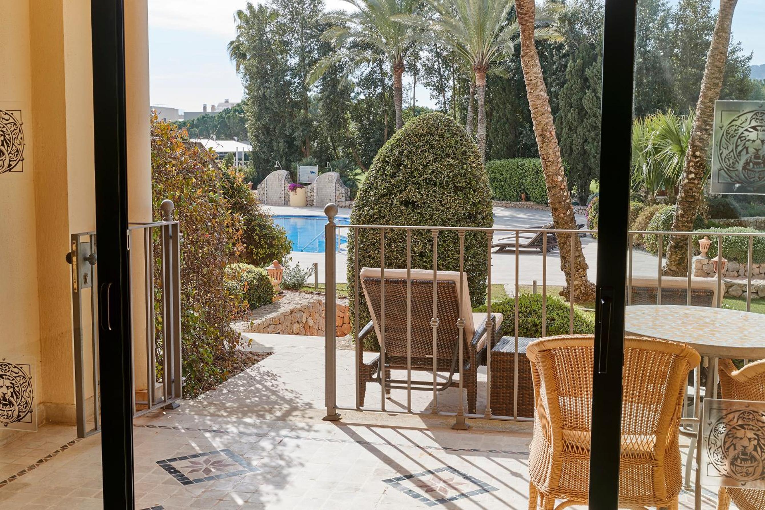 Habitación Doble Deluxe con Terraza Privada y Vista a la Piscina Habitación Doble Deluxe con Terraza Privada y Vista a la Piscina