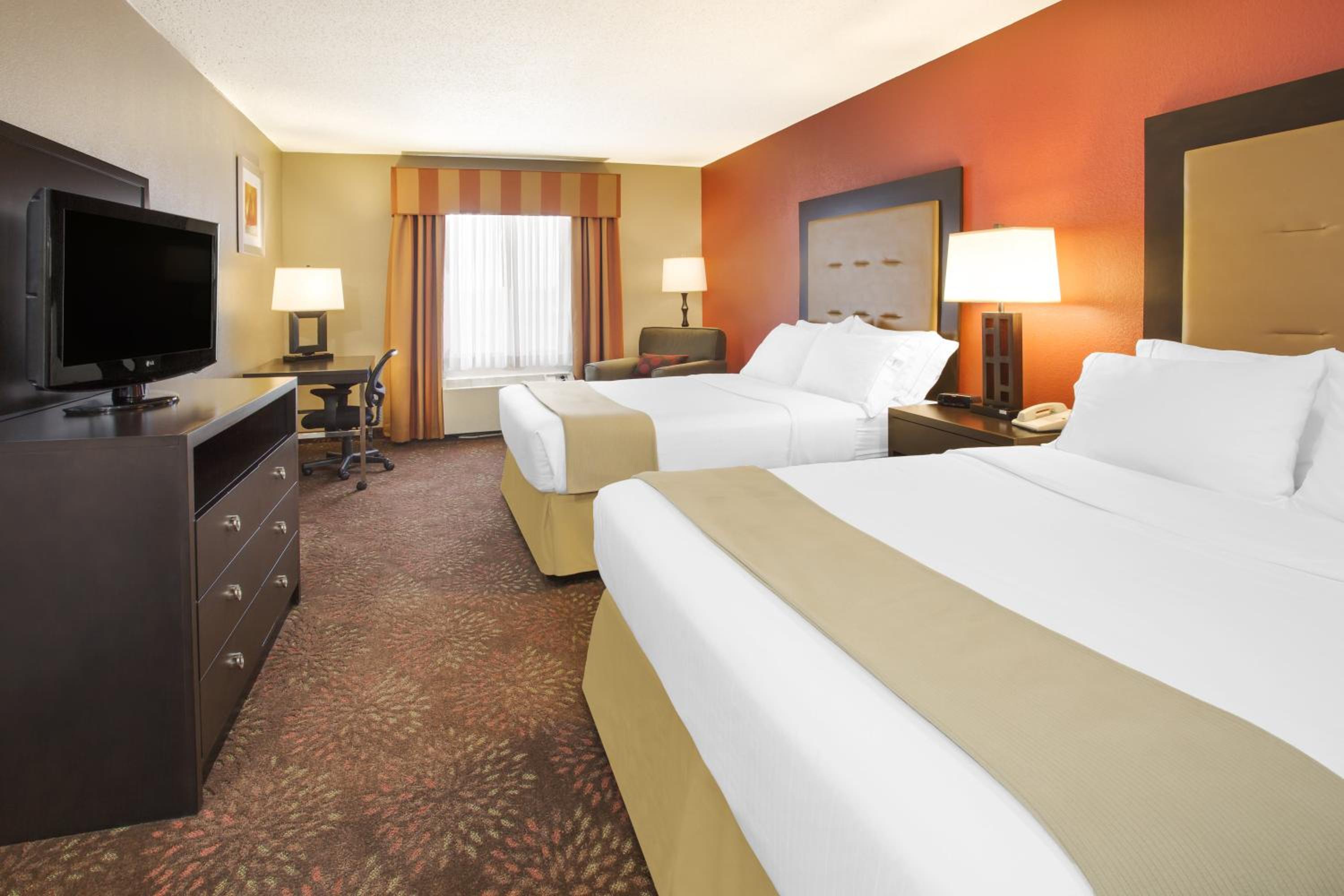Standard Queen Room with Two Queen Beds - Photo 2