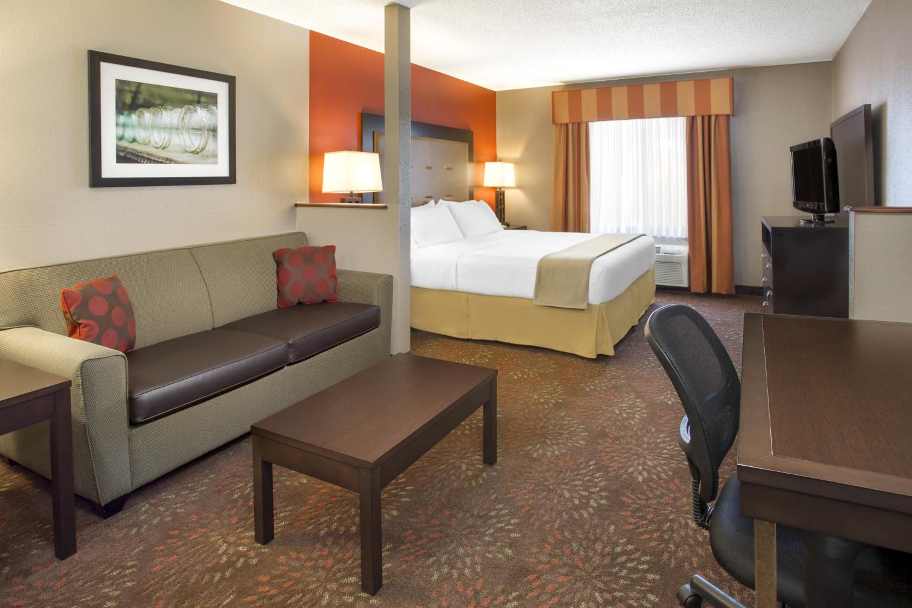 Suite - Hearing Accessible/Non-Smoking - Photo 2