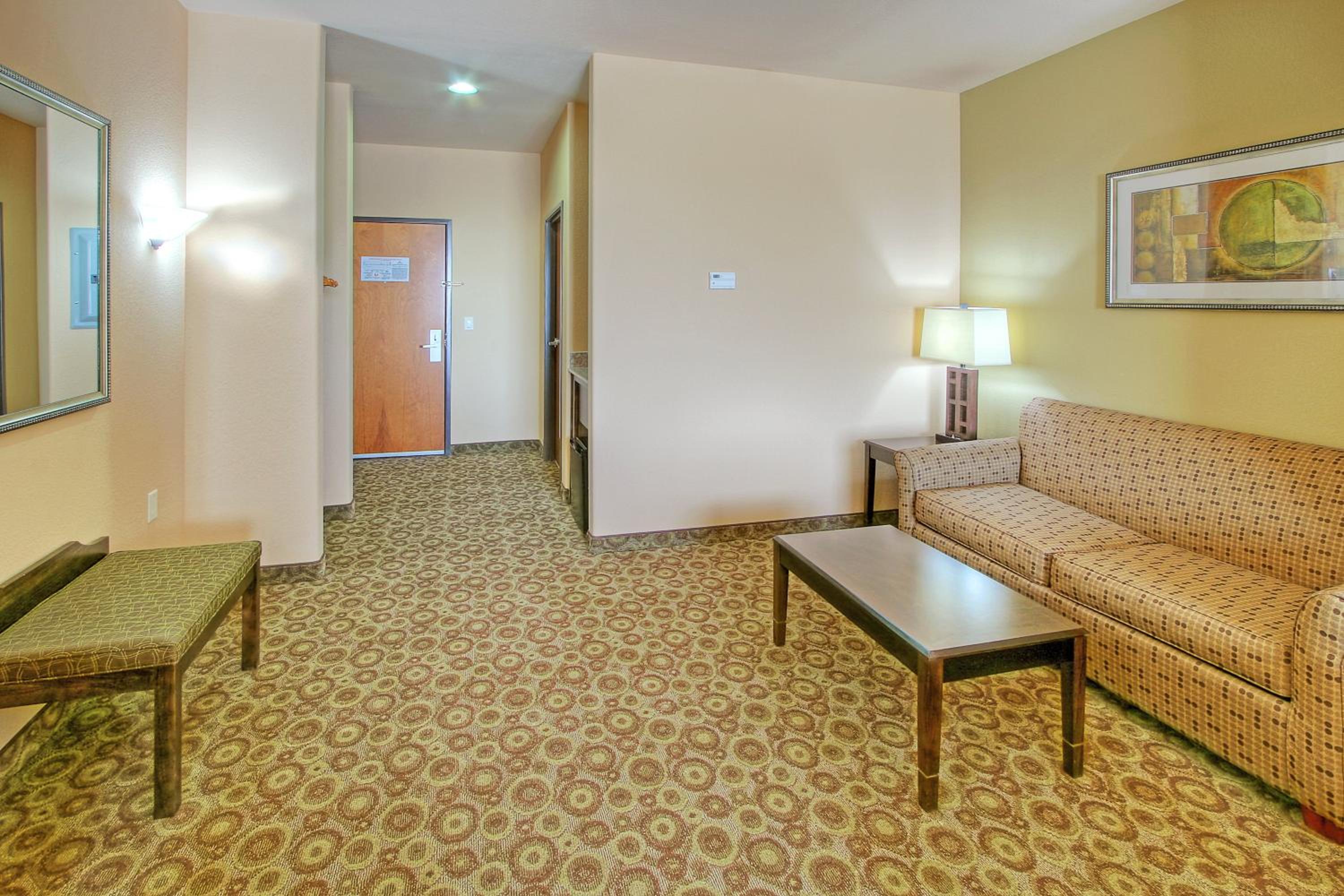 Standard King Room - Photo 6
