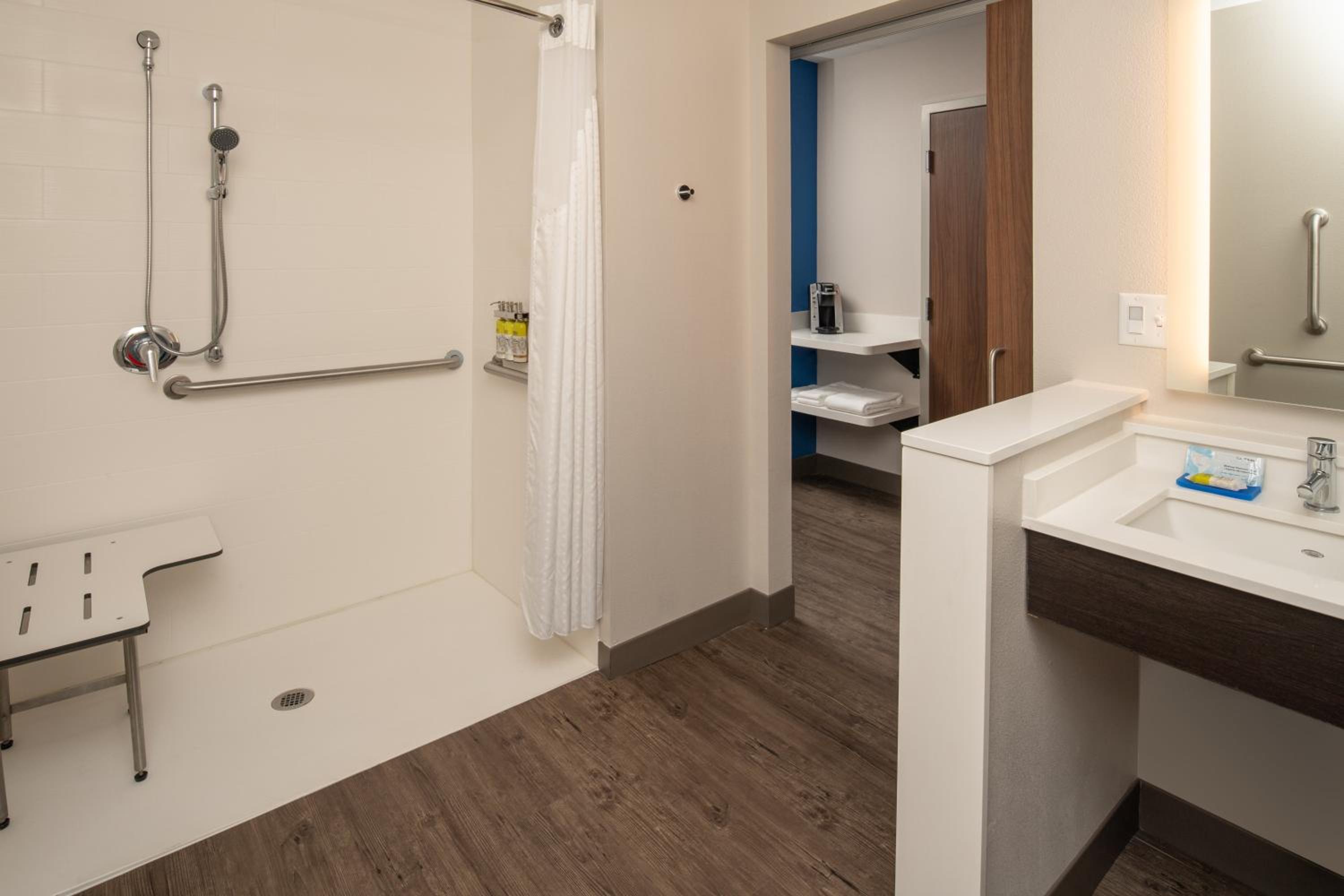 Standard Queen Room with Two Queen Beds and Mobility Accessible Tub