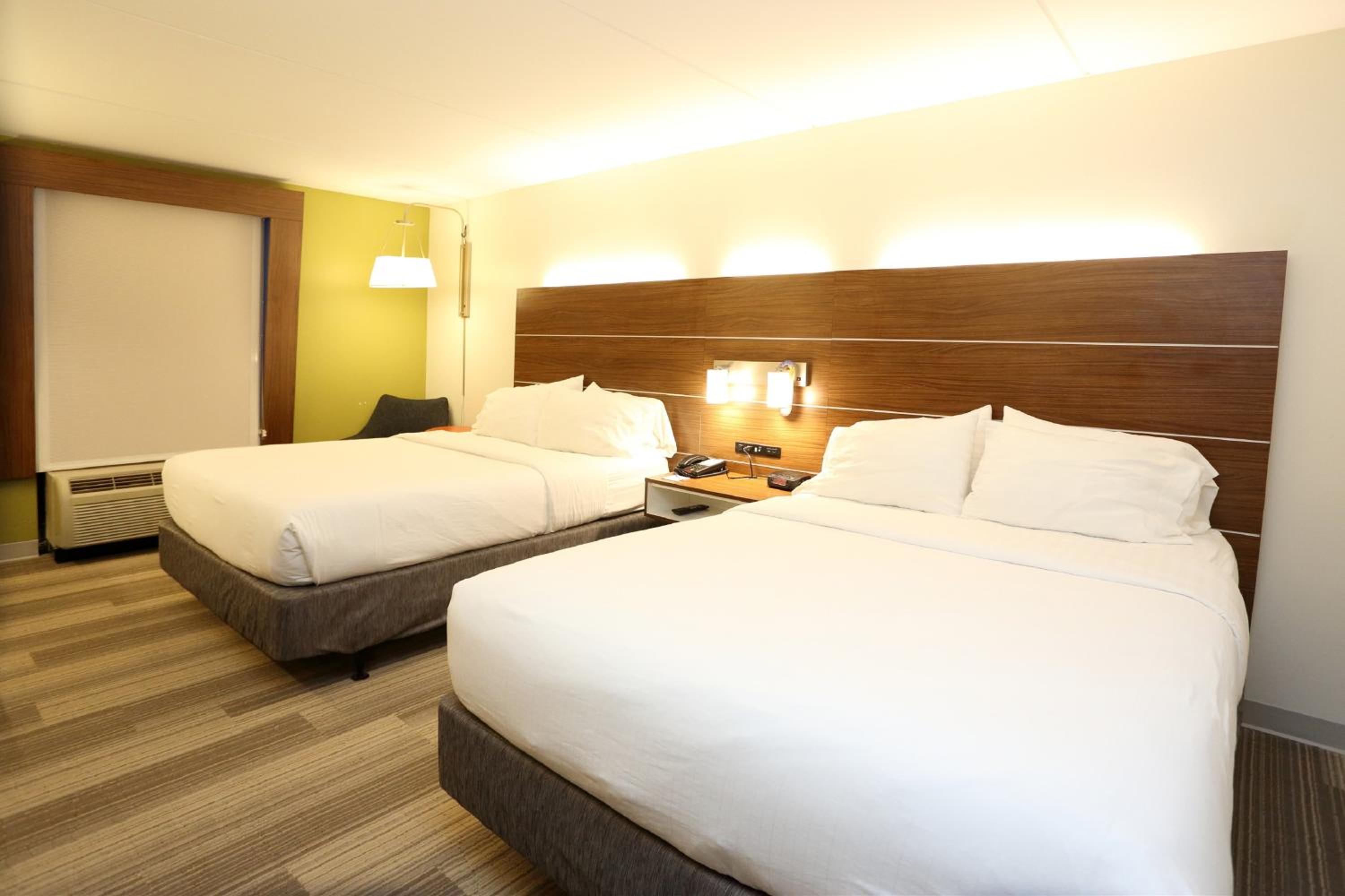 Standard Double Room with Two Double Beds and Accessible Tub - Mobility Access - Photo 2