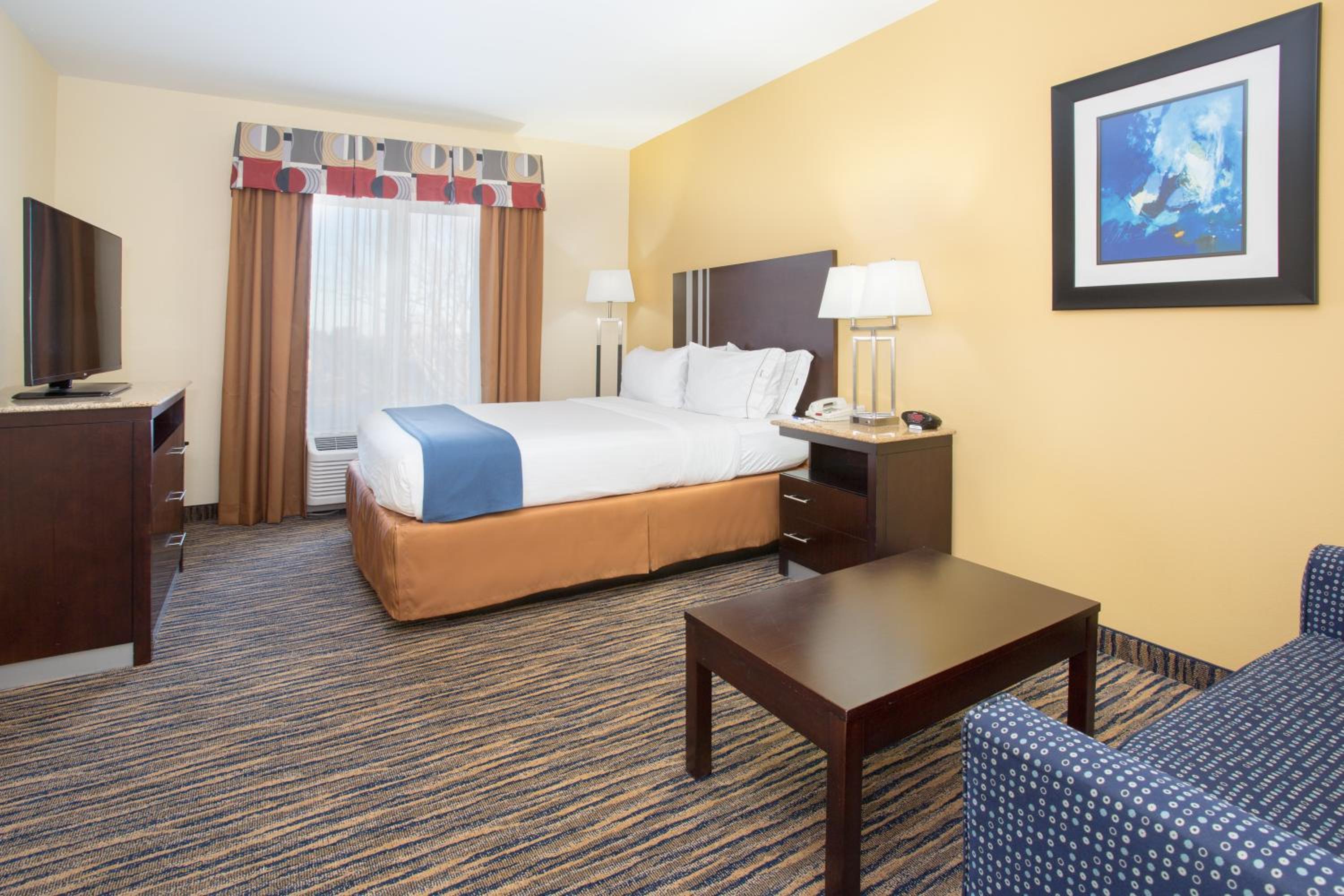 Two-Bedroom Suite with Three Queen Beds - Photo 2