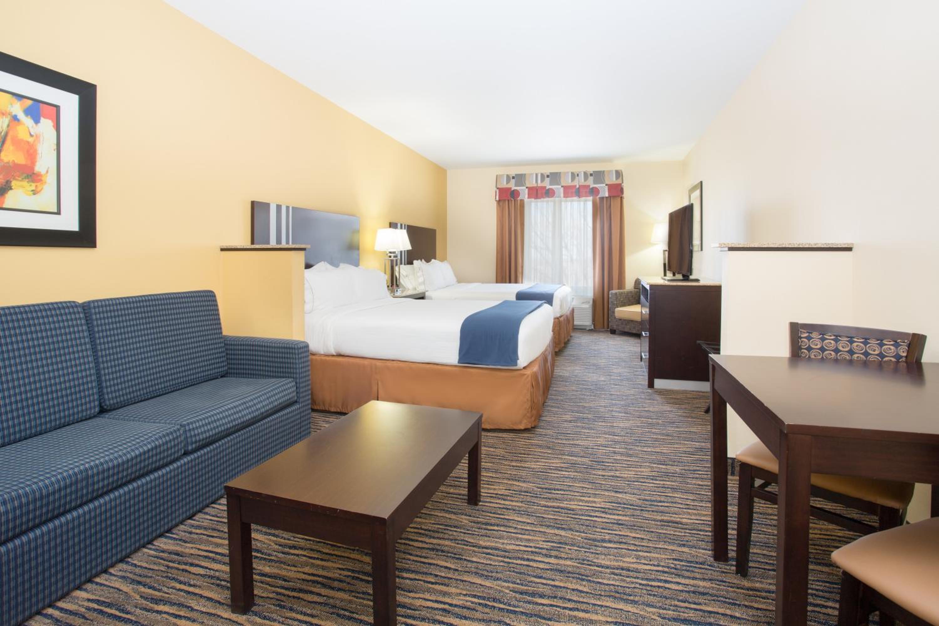 Queen Suite with Two Queen Beds and Sofa Bed - Photo 2