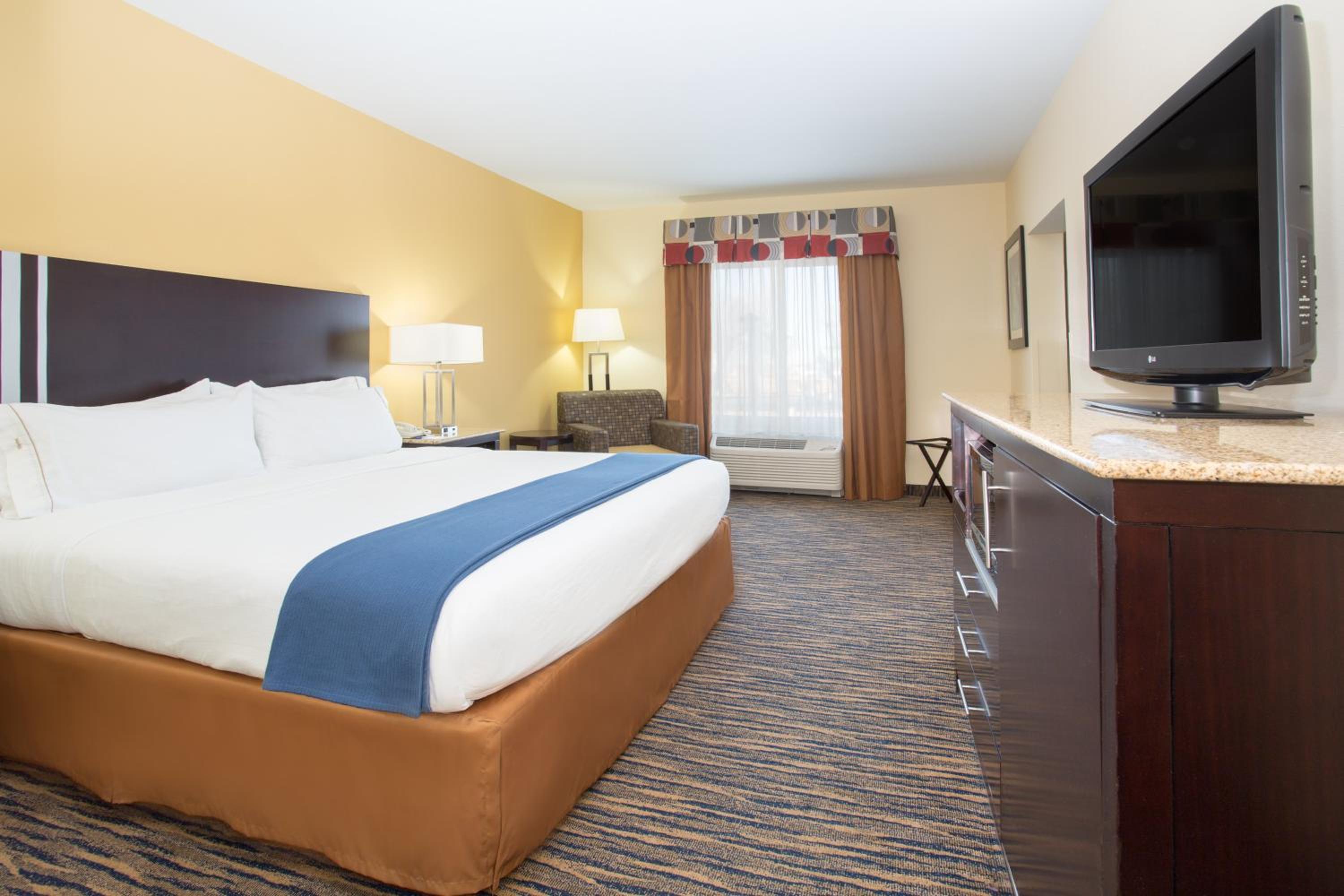 One-Bedroom King Suite - Photo 2