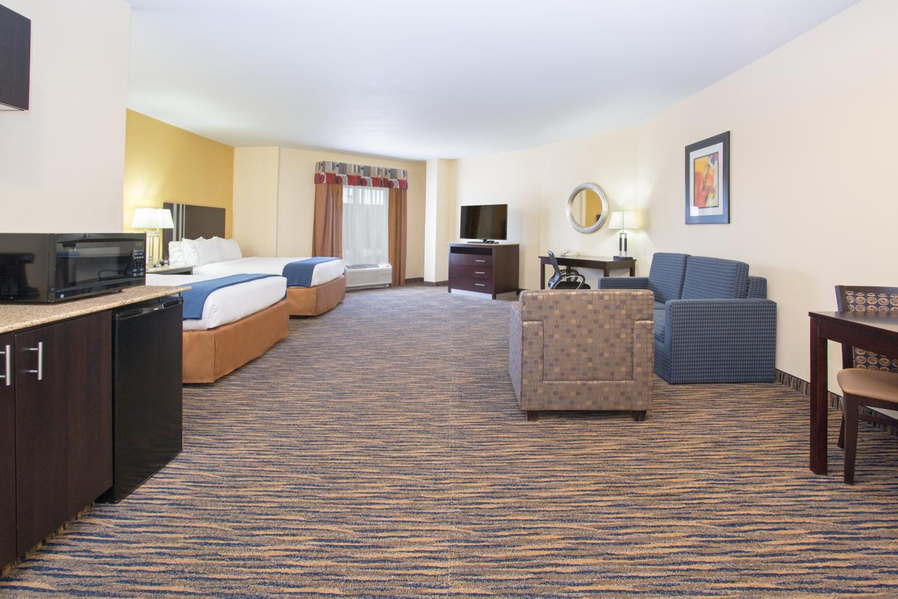 Queen Suite with Two Queen Beds and Sofa Bed - Photo 1