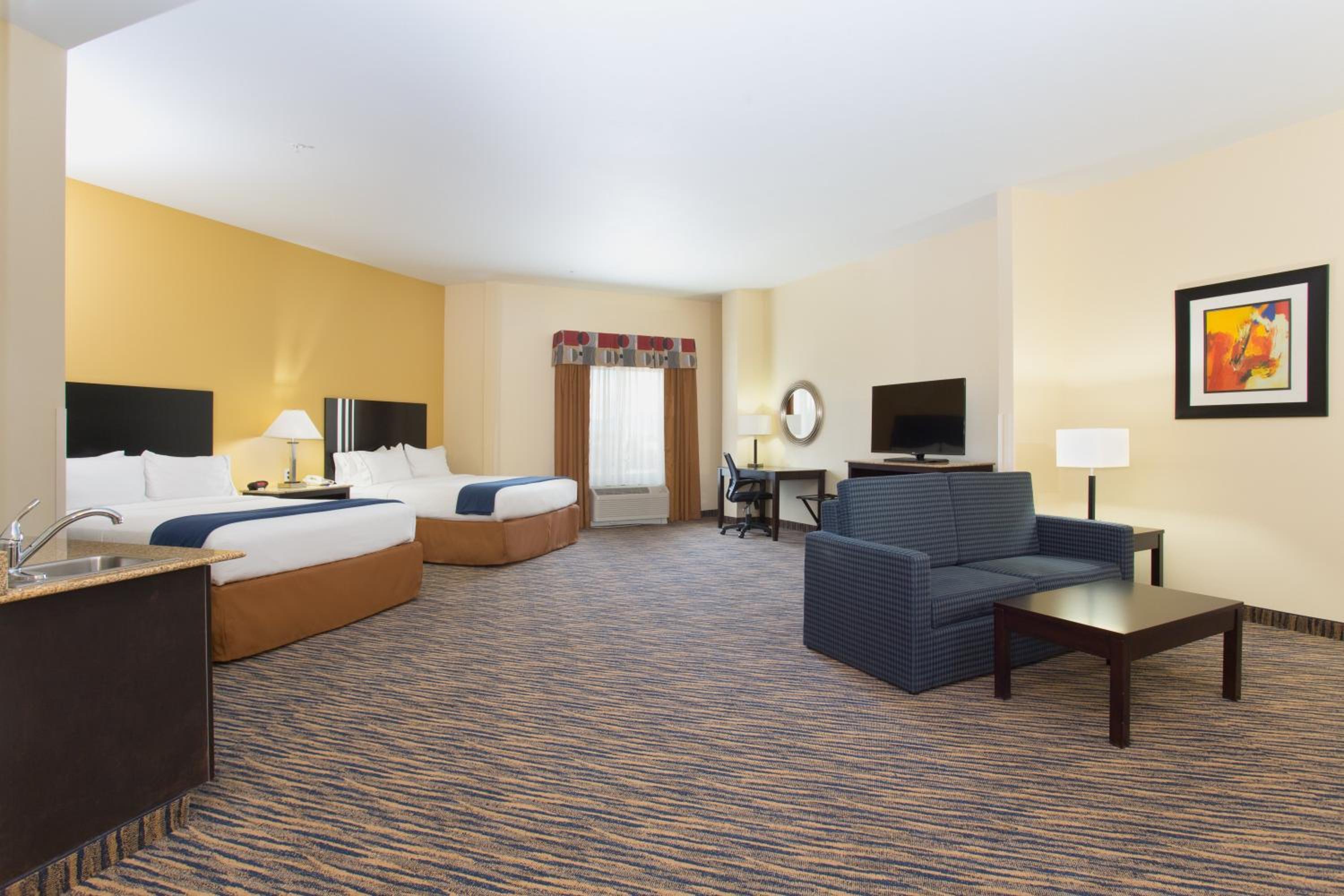 Standard Queen Room with Two Queen Beds and Mobility Accessible Tub
