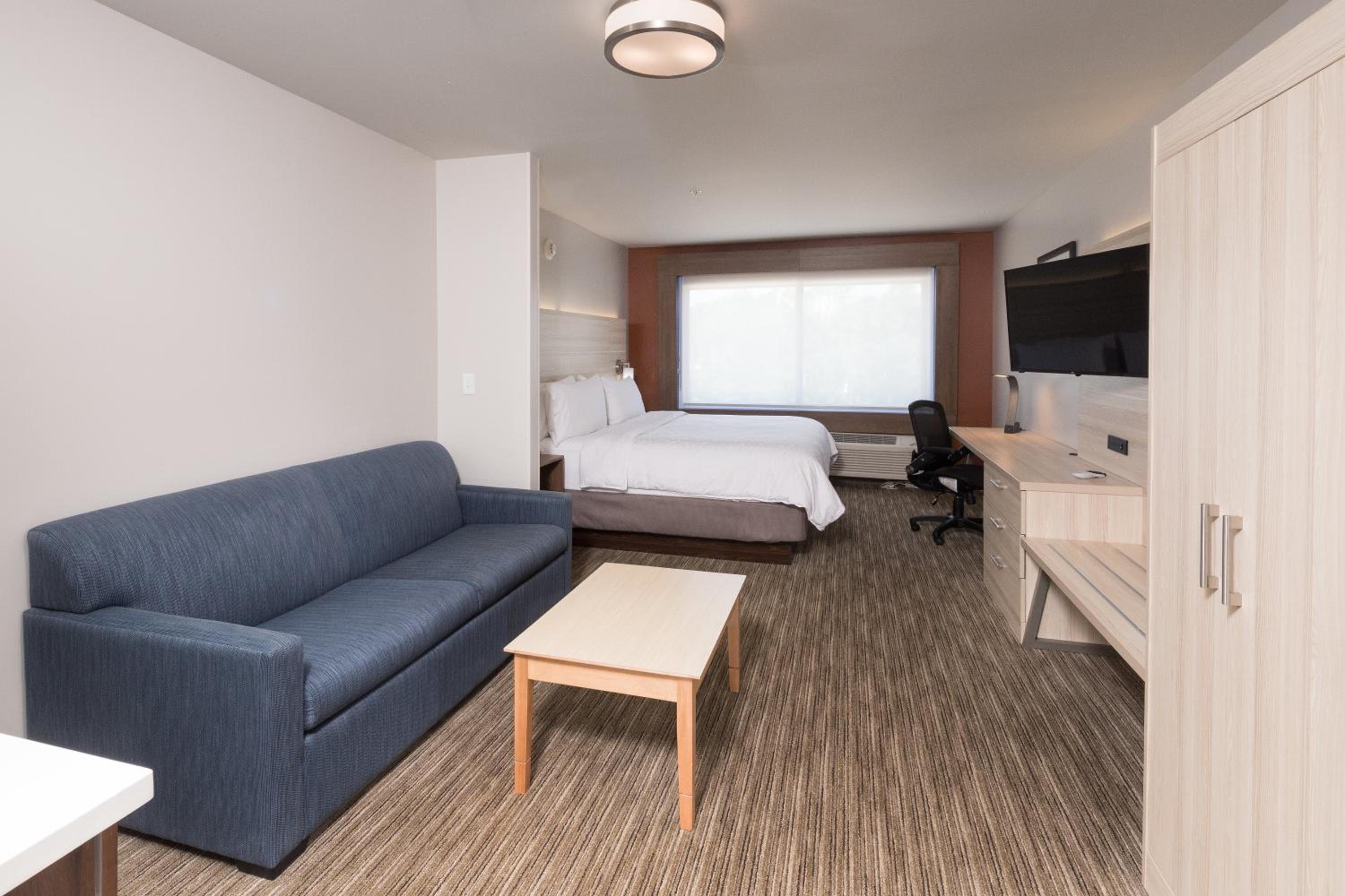King Suite with Sofa Bed - Communication Accessible photo 2